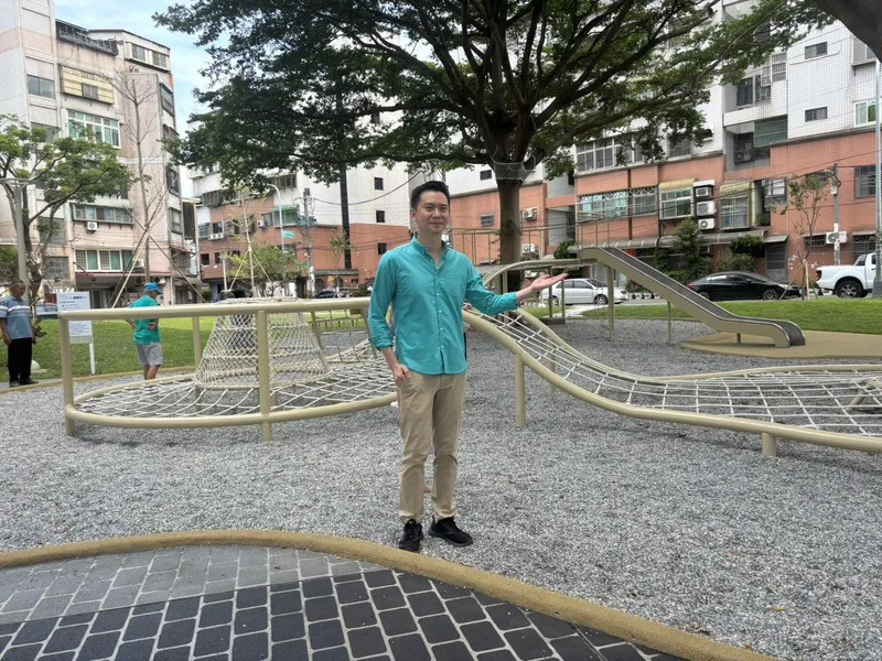 市長鄭朝方視察表示，園區設計保留樹木並融入樹網遊具，讓孩童攀爬探索、長者健身休憩，成民眾共享綠色空間。中央社