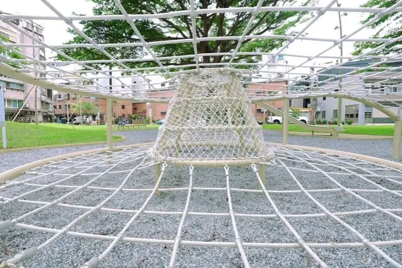 遊具供孩童自由攀爬或休憩。竹北市公所提供