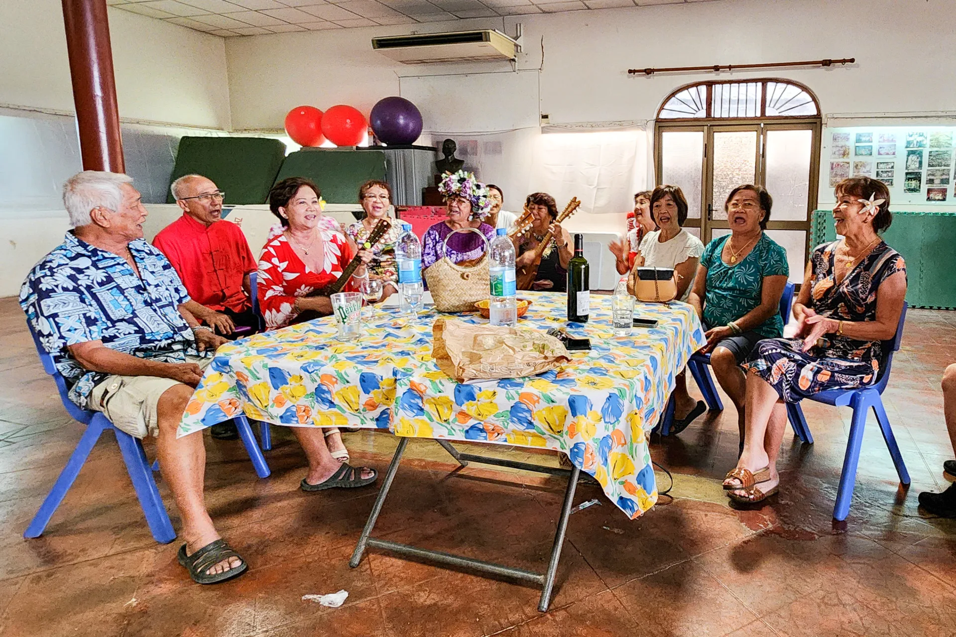 大溪地客家鄉親用烏克麗麗演出當地歌曲歡迎大洋洲客屬總會的到來。大洋洲客屬總會提供