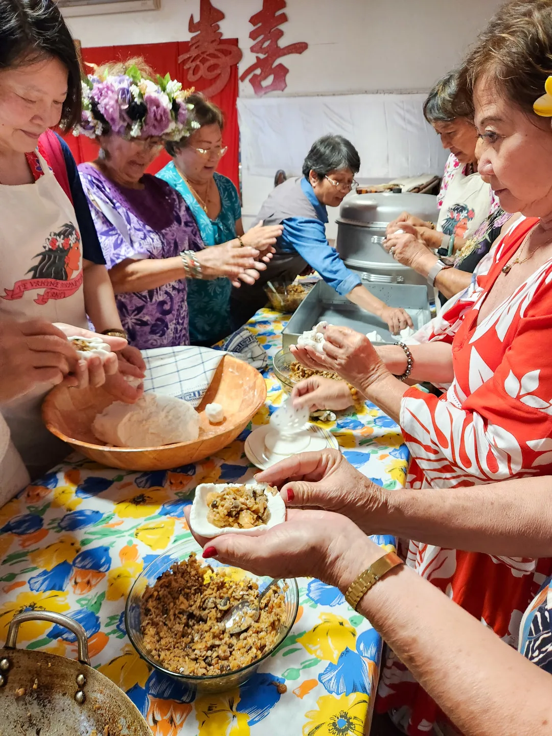 大洋洲客屬總會指導大溪地客家鄉親製作台灣客家菜包。大洋洲客屬總會提供