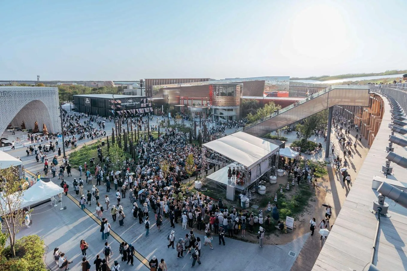 臺灣9組表演團隊正式進入大阪世博夢洲園區，以「島嶼之聲：廟埕前的謝神戲」為主題，一連3天在Pop-Up Stage North主舞台演出，首（26）日即吸引大批民眾欣賞。文化部提供