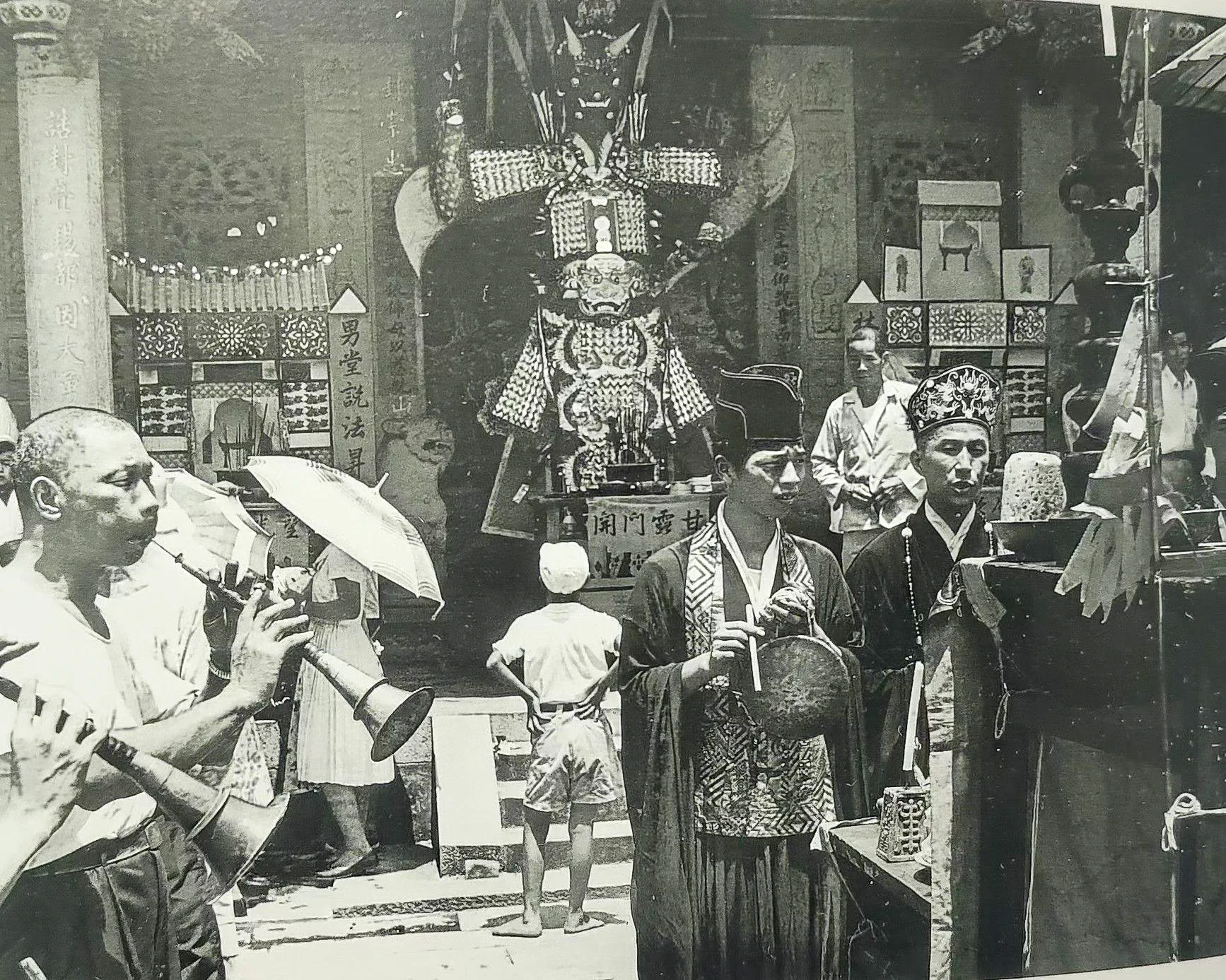 1962年北埔名攝影師鄧南光在新埔義民廟拍下這張大士爺的照片,大士爺職責是管理統治前來乞食的孤魂,作法的師公則在祈求諸神能降福於民。翻攝鄧南光攝影集