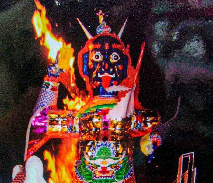 拍火燒大士爺要有技術,因大士爺是紙紥的,燒時在腳下還點媒油助燒,你要動作很快否則就整個燒毀了。你看這張就好像大士爺長了火焰之翼升天了。陳權欣攝