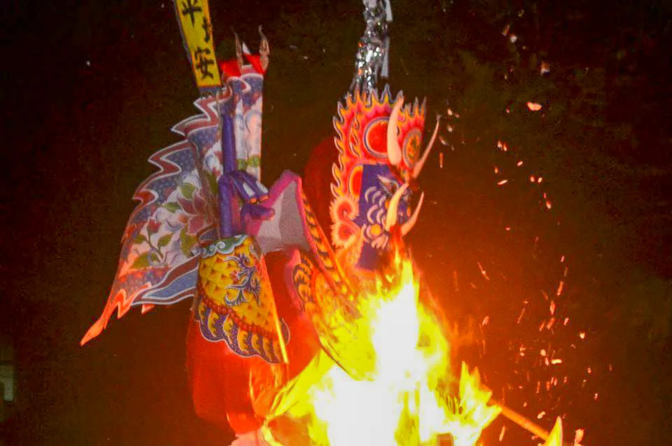 此張火燒大土爺就是失敗的照片,火太猛就看不到大士爺的原貌。陳權欣攝