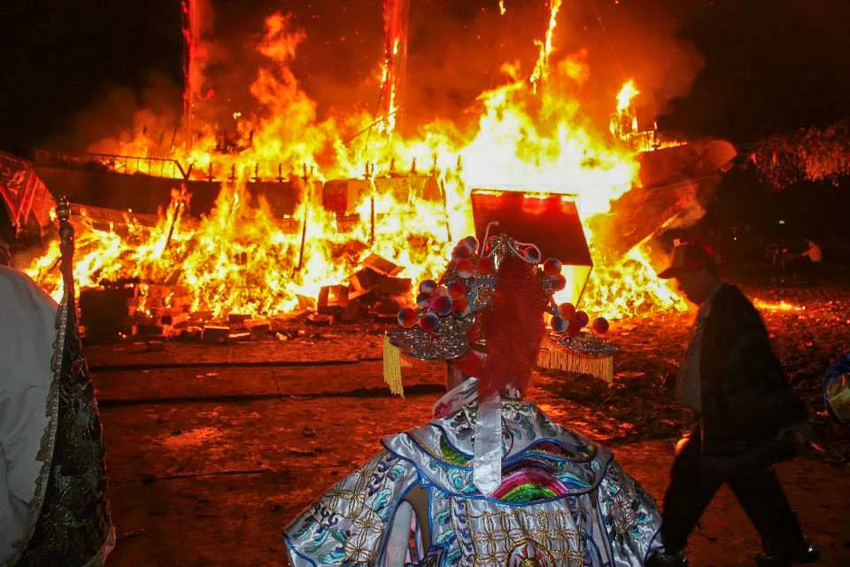 燒王船時一定有人扮演王爺,在前面指揮是萬人空巷。陳權欣攝