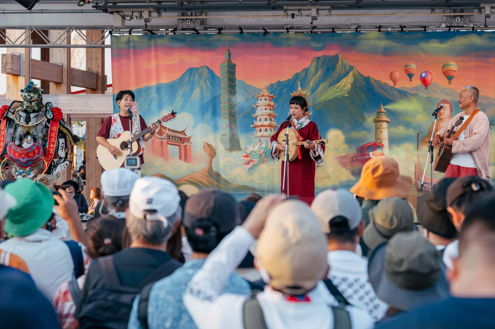 圖為客語創作歌手邱舒（左）、月琴彈唱歌者張雅淳（中）、金曲歌王謝銘祐（右）。文化部提供