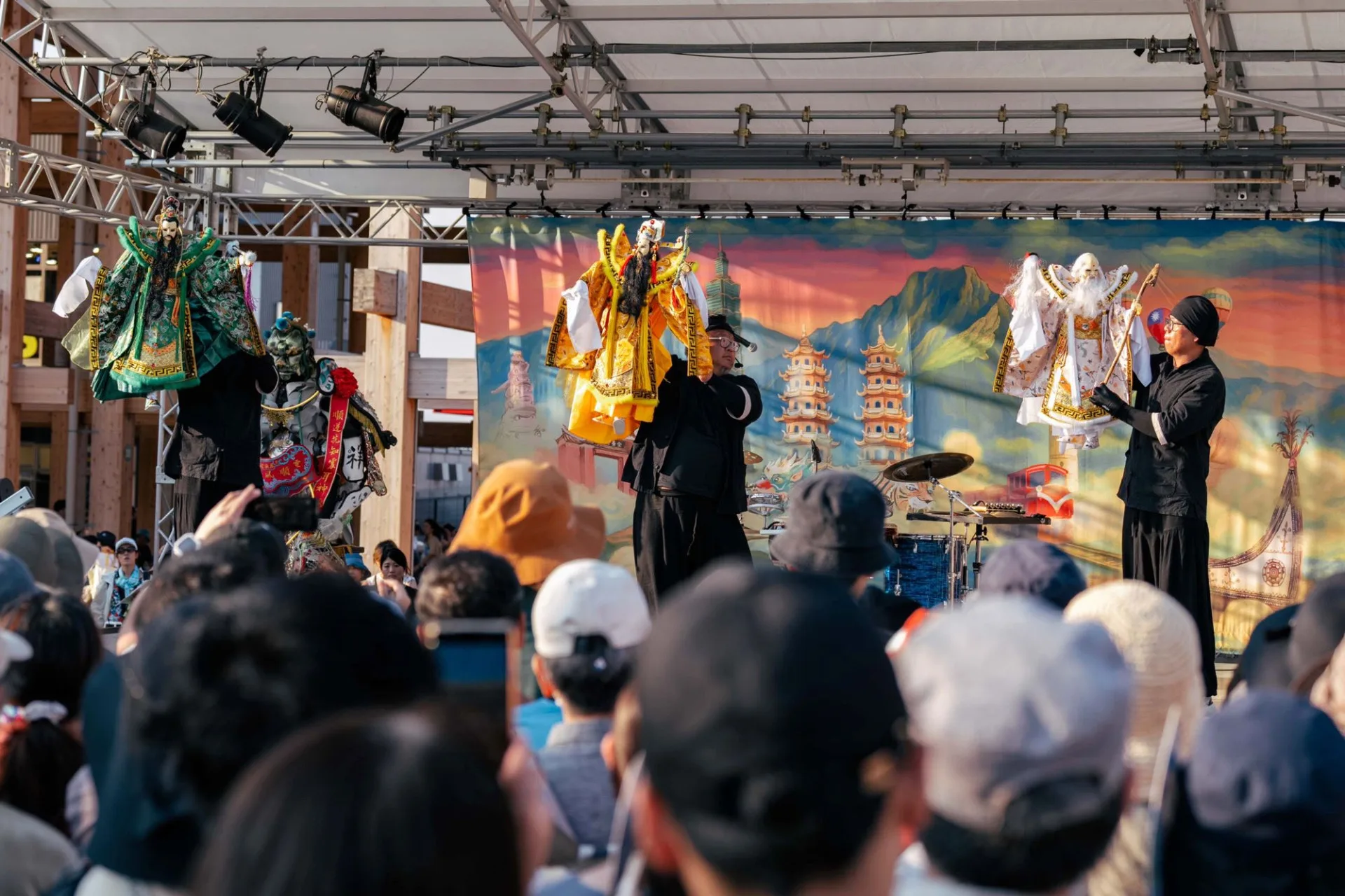 「島嶼之聲—廟埕前的謝神戲」由新勝景掌中劇團帶來的「酬神戲」開場，以傳統扮仙戲揭開廟埕酬神儀式的序幕。文化部提供