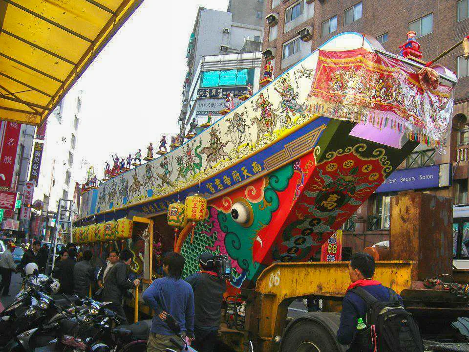那一年竹北燒王船遊行新竹市區,巨大王船差一點被擋於馬路中間,過不去。陳權欣攝