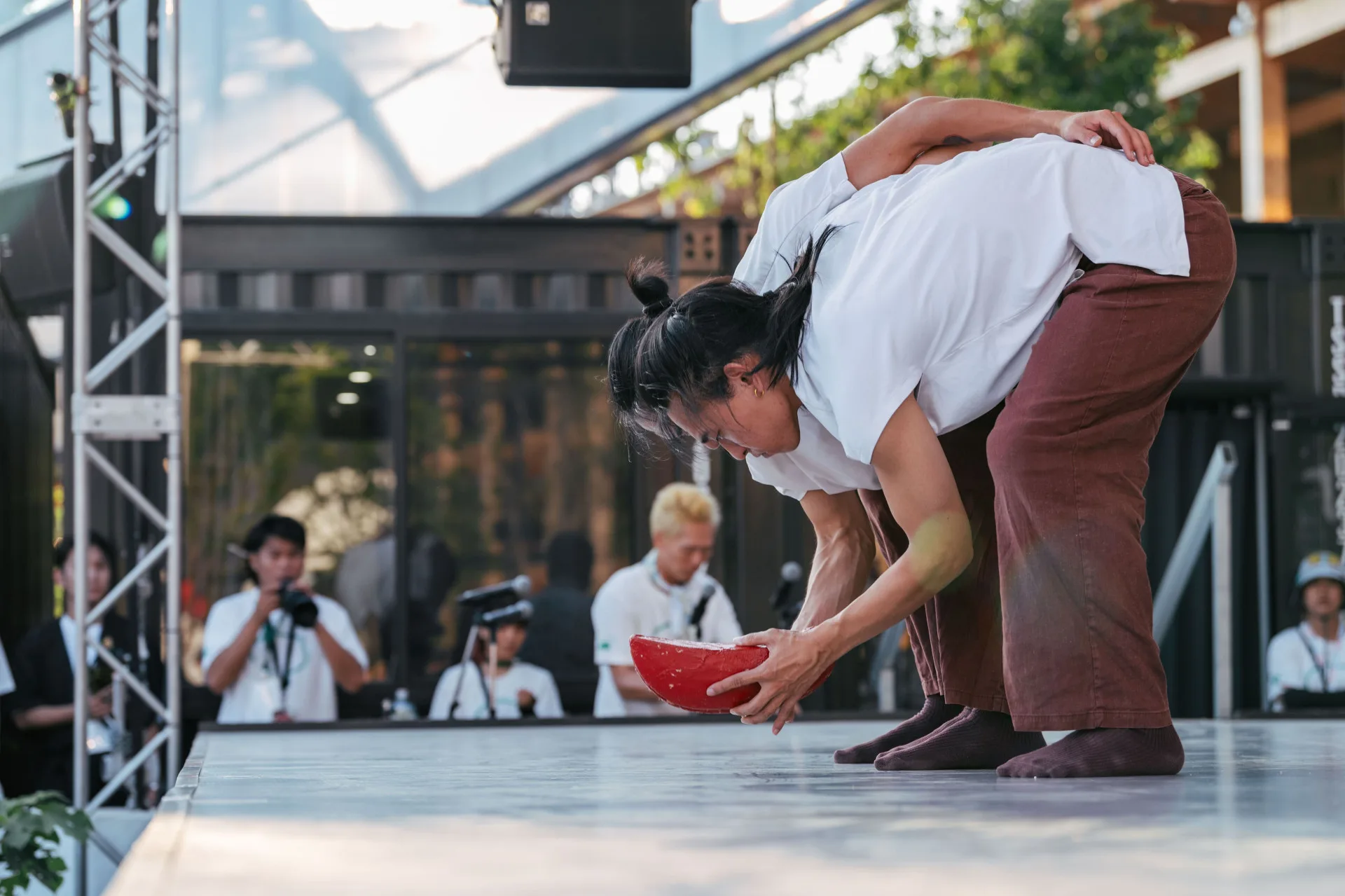 雯翔舞團以身體演繹臺灣特有向神明詢問神明心意的動作，表現人與神明相互聆聽的歷程。文化部提供