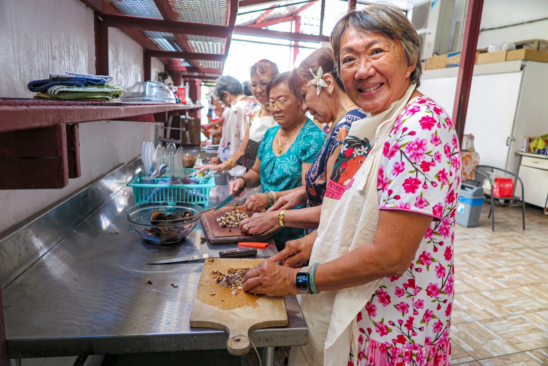 大洋洲客屬總會指導大溪地客家鄉親製作台灣客家菜包。大洋洲客屬總會提供