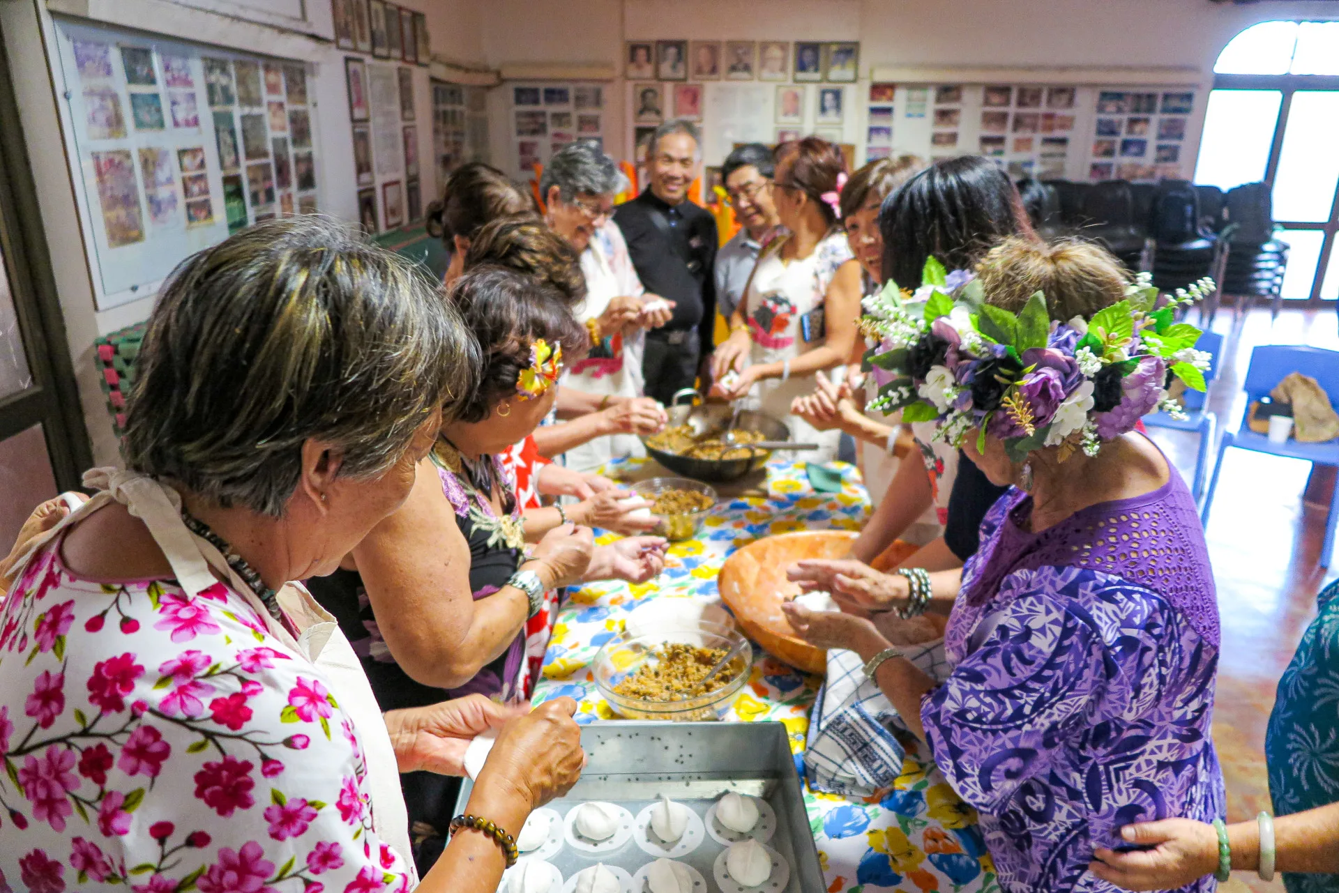 大洋洲客屬總會指導大溪地客家鄉親製作台灣客家菜包。大洋洲客屬總會提供