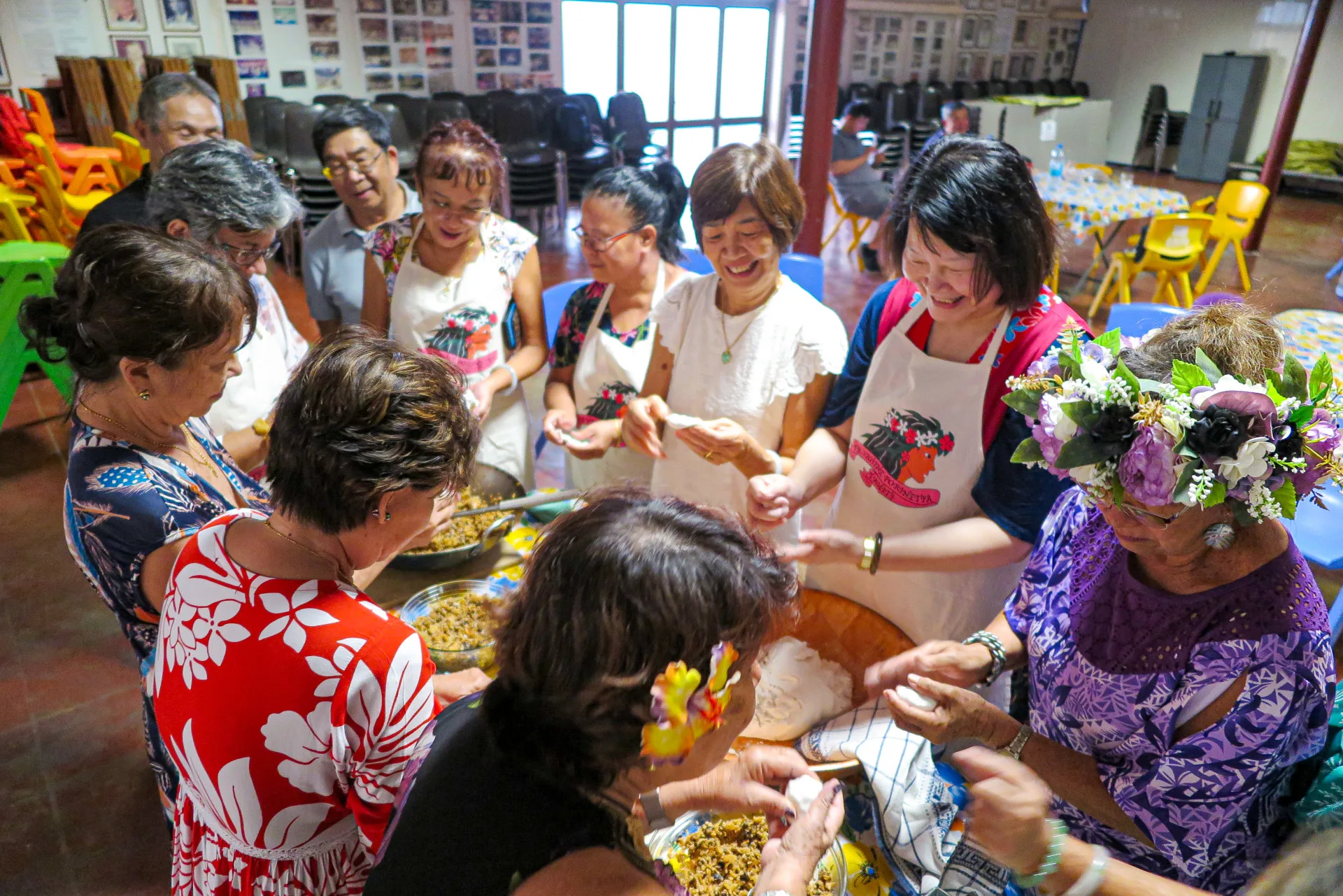 大洋洲客屬總會指導大溪地客家鄉親製作台灣客家菜包。大洋洲客屬總會提供
