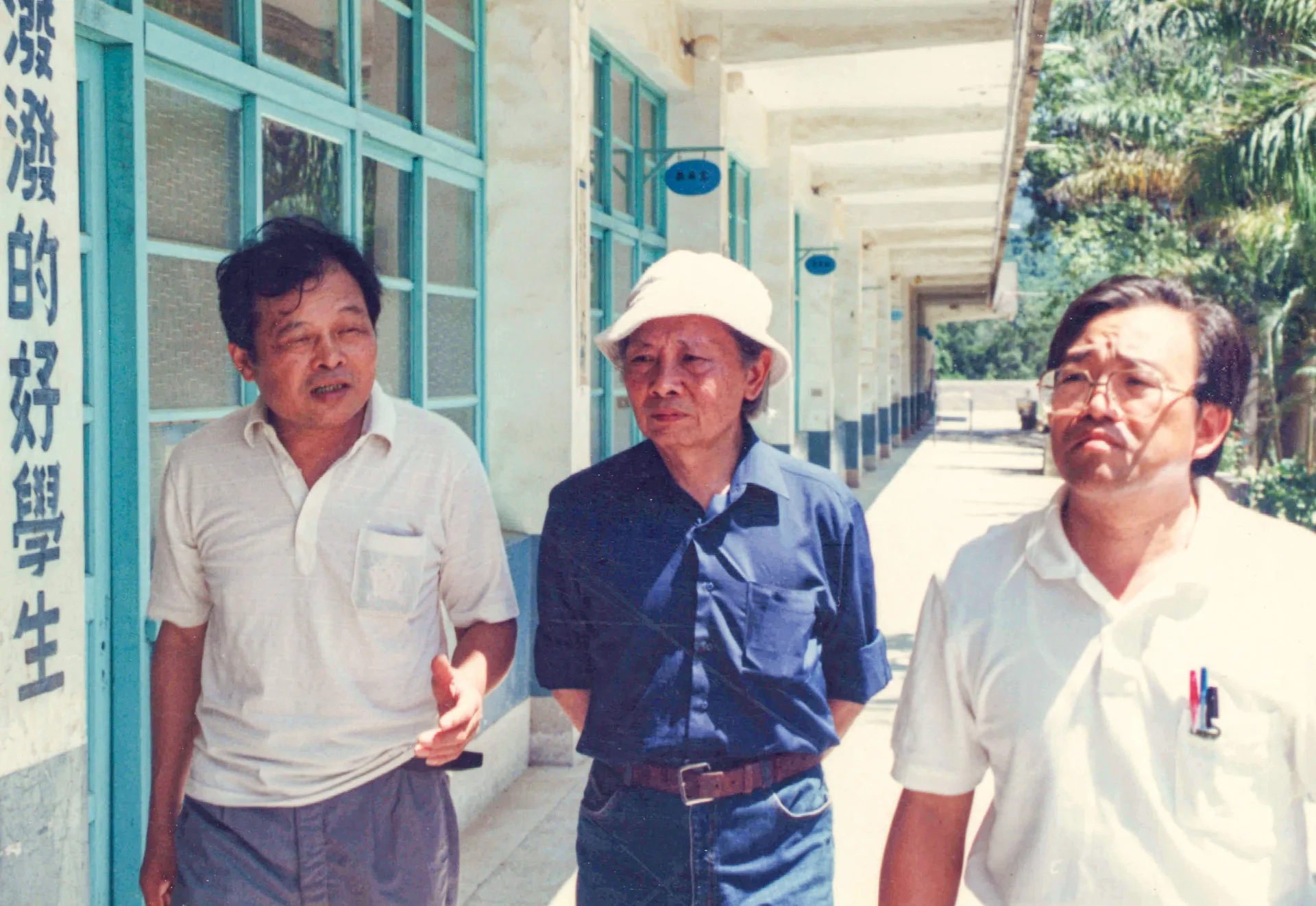 三位老友對客家山歌詩詞多有研究。黃榮洛(左)以山歌詩詞研究台灣歷史;鍾肇政(中)以山歌對唱描寫茶園風光也寫入長河小說;陳運棟(右)對客家山歌中對唱的雅俗歌詞頗有研究。楊國鑫攝