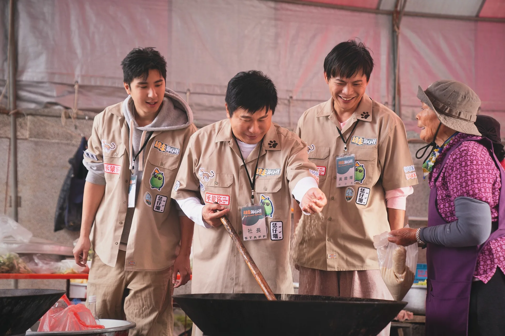 「胡來旅行社」緊接著接獲來自苗栗銅鑼明新堂宮廟的邀請，協助辦桌活動。客家電視台提供