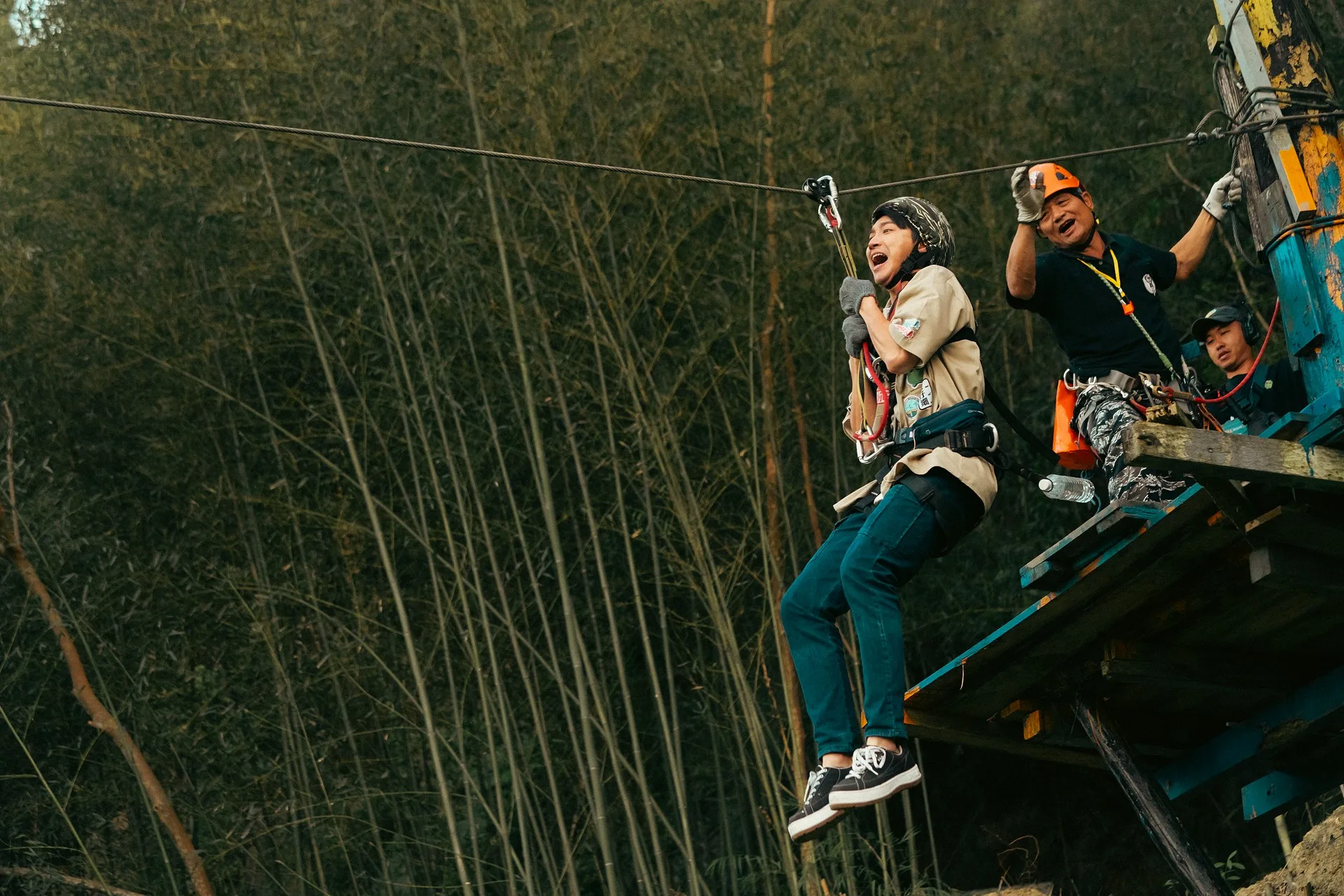 來到高空吊橋關卡，最害怕的江宏傑竟被教練點名第一個挑戰。客家電視台提供