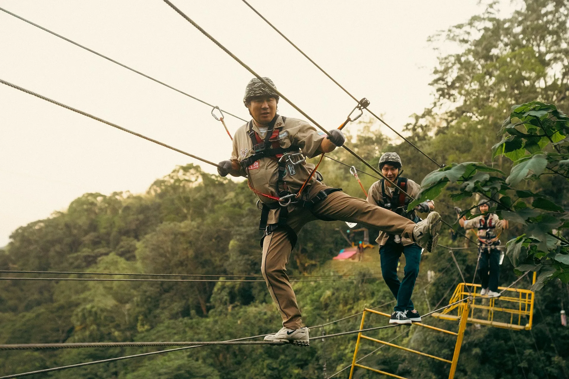 胡瓜社長照樣老神在在，還調皮地在鋼索上大跳「空中舞步」，直說「我們陸戰隊沒在怕的！」客家電視台提供