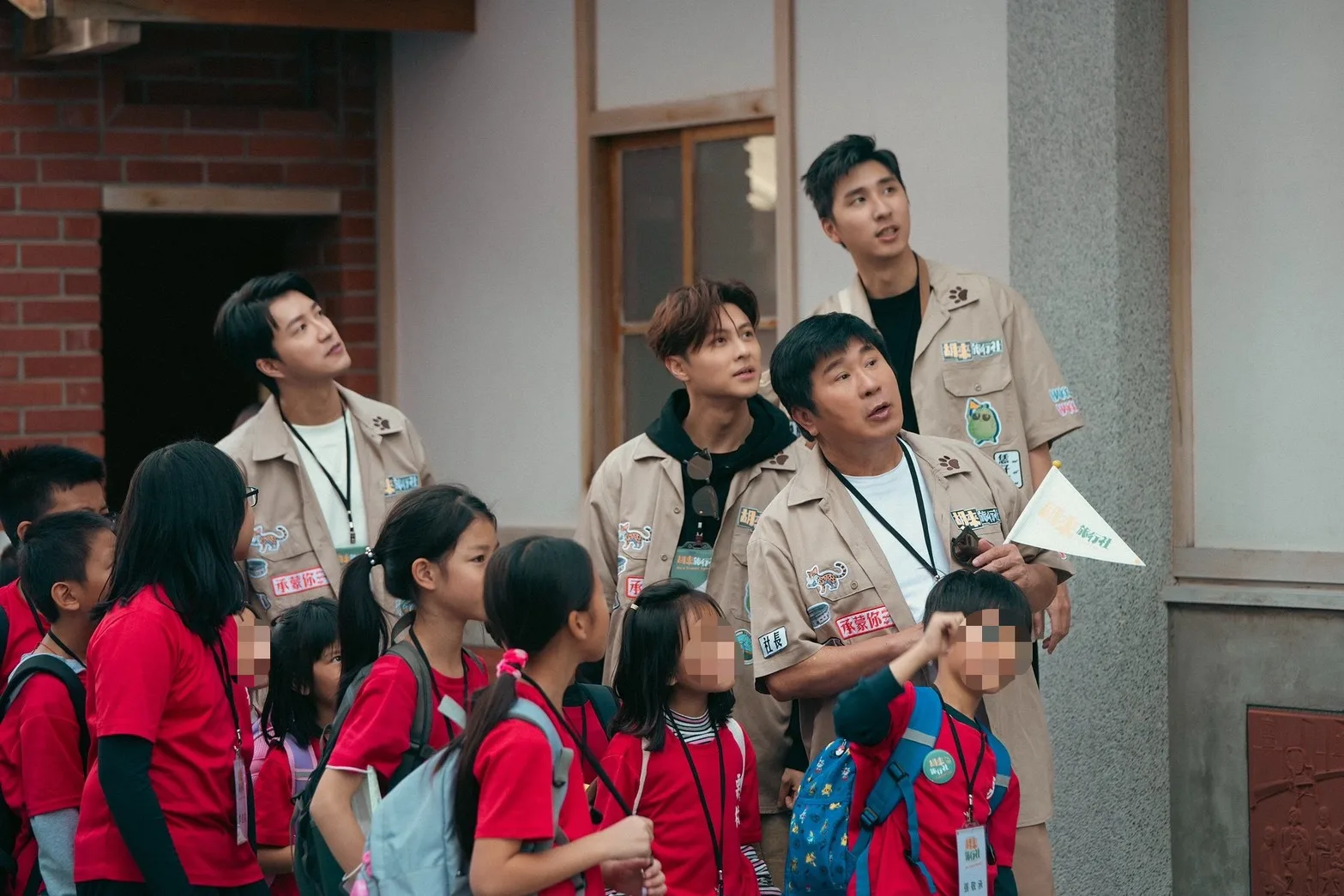 胡瓜（右二）與兒子胡釋安（右一），加上特派員王子（右三）與江宏傑（右四），4人帶著一群國小小朋友前往特訓中心，展開一連串高空極限任務。客家電視台提供