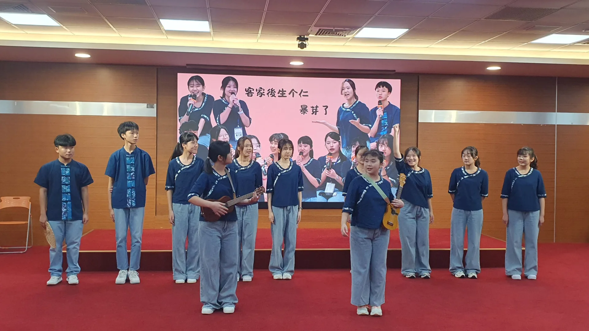 學員們身穿藍染服飾，表演融合二胡、烏克麗麗，還有傳統山歌、歌謠、現代流行的客家歌，並以客家人親切的問候語「食飽吂？」貫穿全場，展現交流的豐碩成果。苗栗縣政府提供