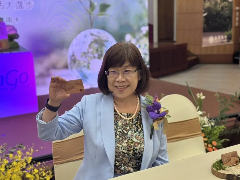 全台首張木質信用卡　凌忠嫄：打造永續金融生態系