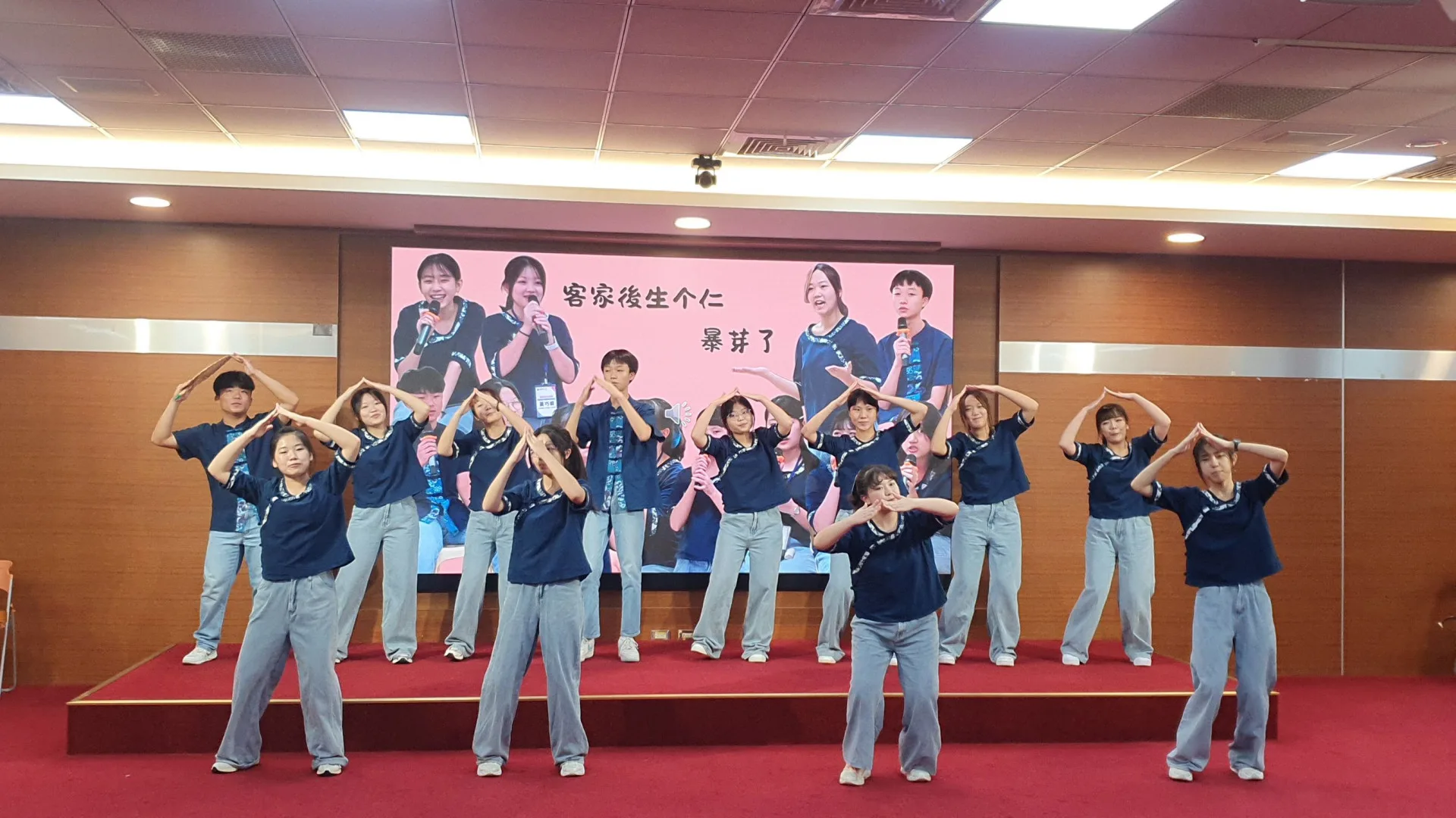 學員們身穿藍染服飾，表演融合二胡、烏克麗麗，還有傳統山歌、歌謠、現代流行的客家歌，並以客家人親切的問候語「食飽吂？」貫穿全場，展現交流的豐碩成果。苗栗縣政府提供