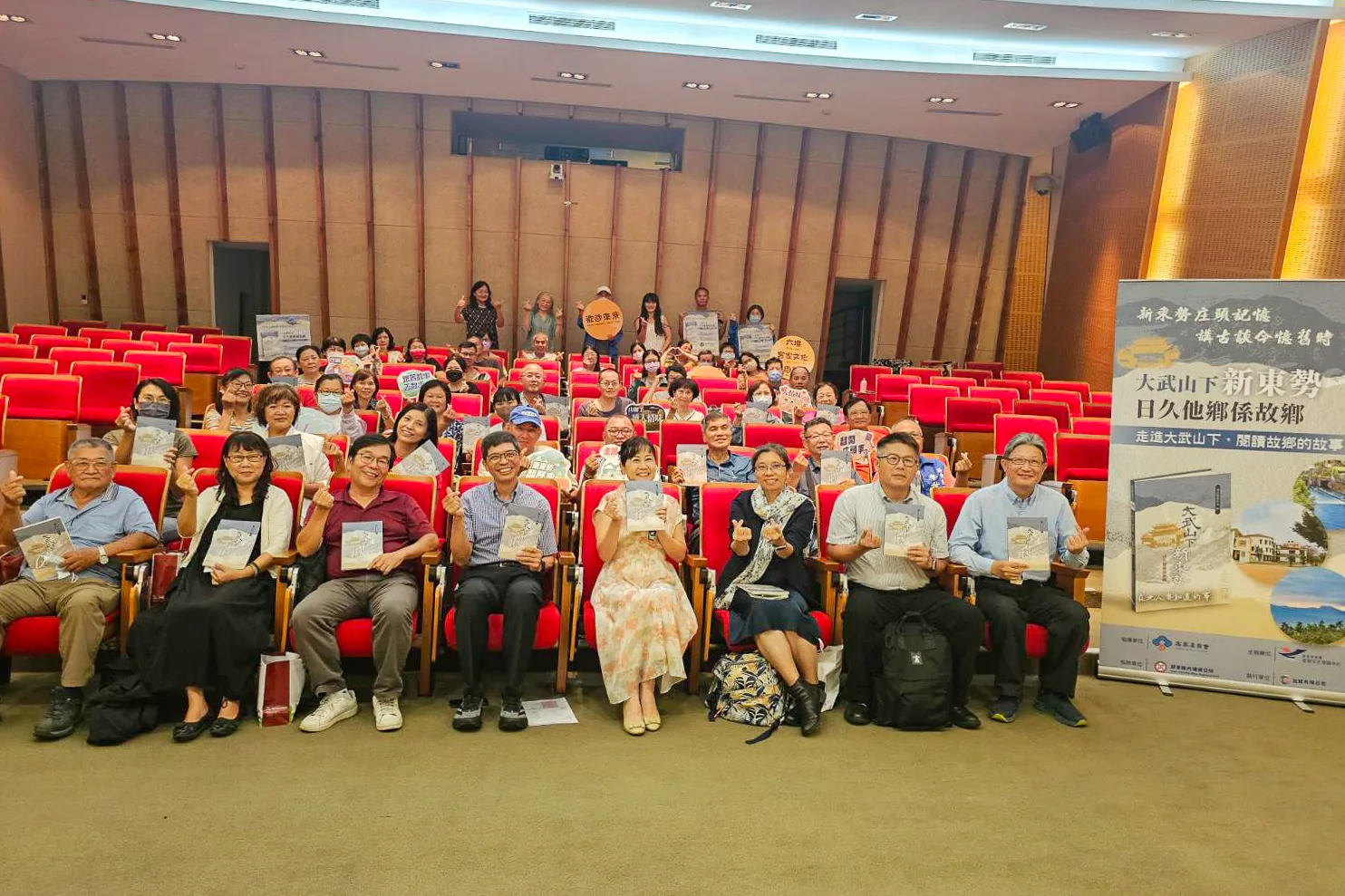 「村史回村」走進屏東內埔新東勢 學者耆老共織庄頭記憶活動合影。客發中心提供