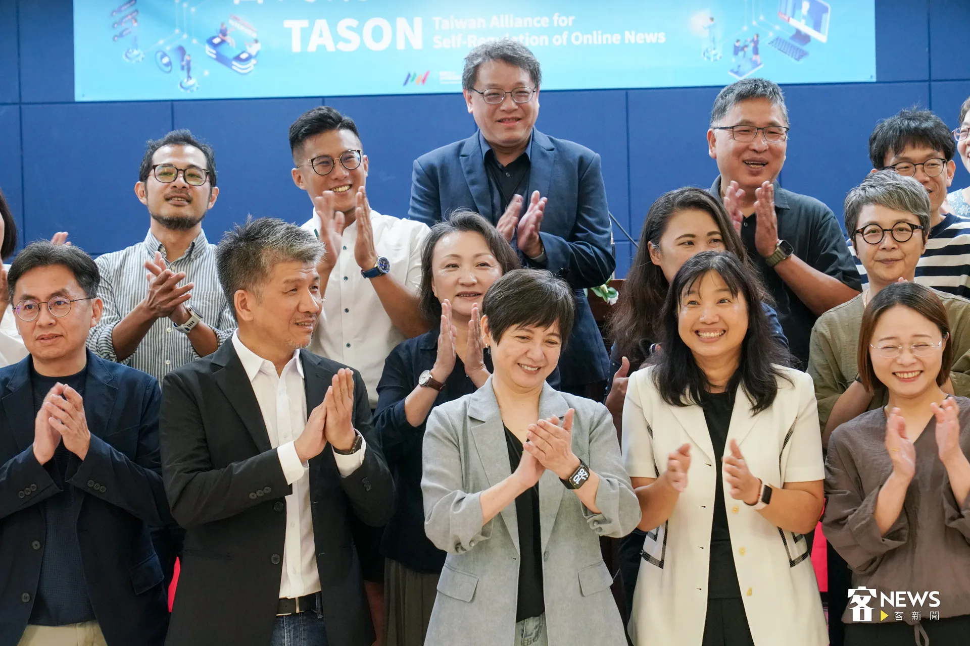 「媒體要自律，新聞要專業。」公民營媒體代表、學者專家等人以鼓掌宣布「台灣網路新聞自律聯盟」成立。洪藝晅攝
