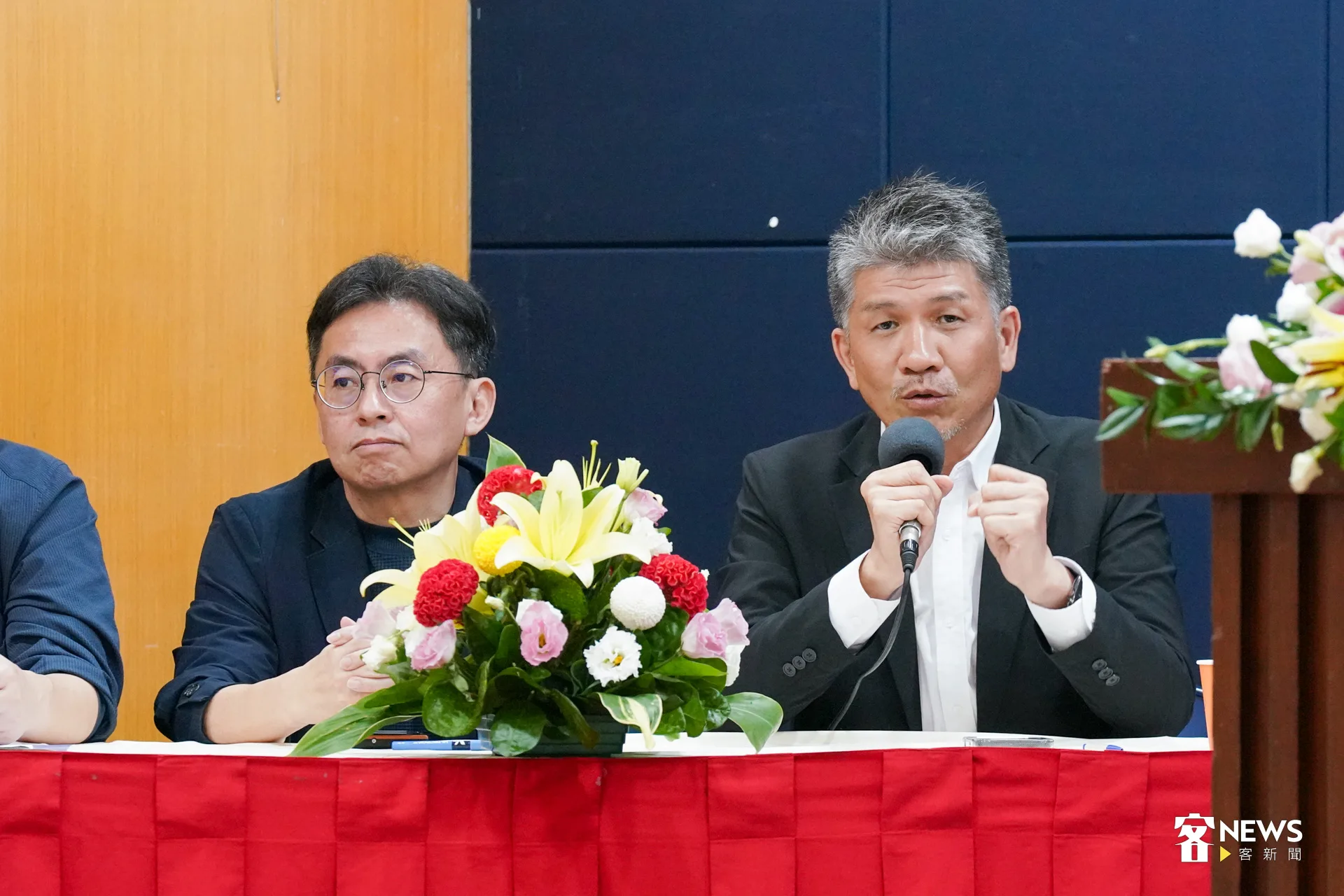 講客廣播電臺臺長暨客新聞總編輯莊勝鴻（右）表示，TASON並不是一個媒體的太上皇，可以有生殺大權。洪藝晅攝