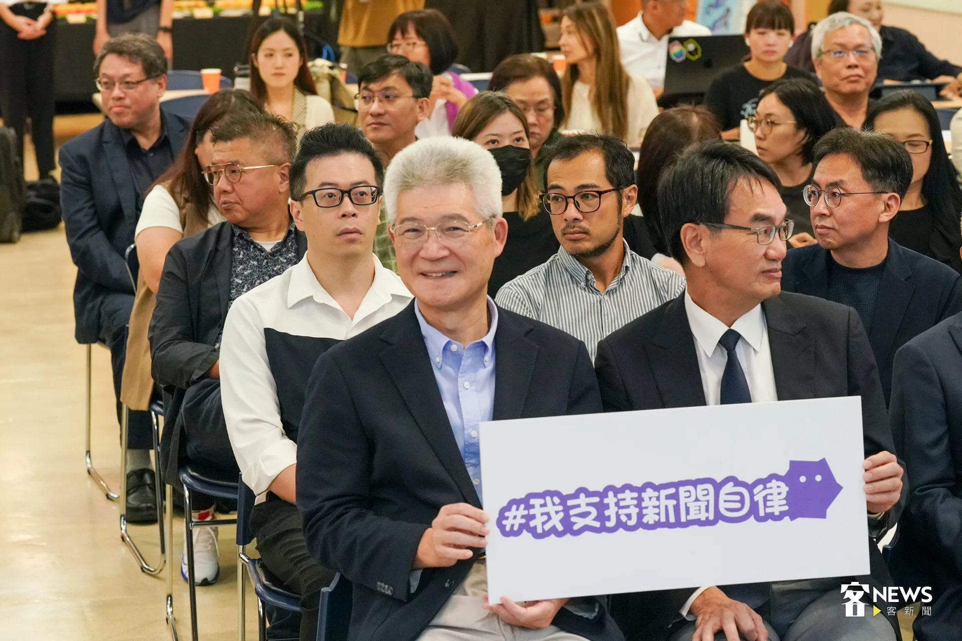 台灣公廣集團董事長胡元輝（左）說，作為台灣公共媒體的代表，公廣集團向來重視自律，除建立內部評議機制外，並以完備的製播準則作為新聞作業的準繩。洪藝晅攝
