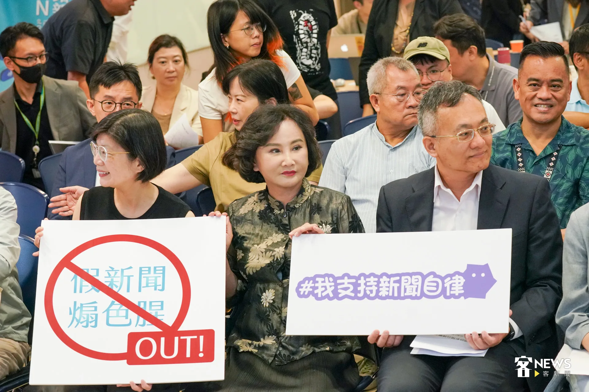 中央通訊社長胡婉玲（中）親臨「台灣網路新聞自律聯盟」成立會現場。洪藝晅攝