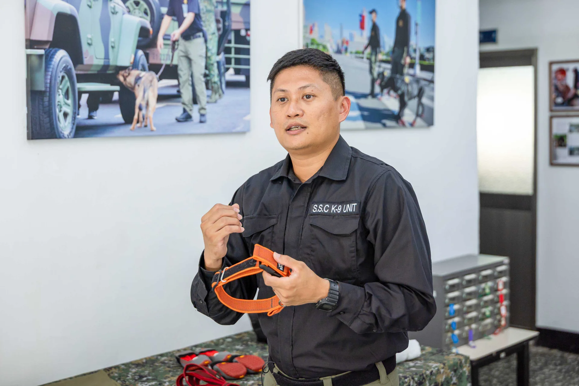 憲兵指揮部警衛大隊軍犬分隊 王博民上士。文總提供