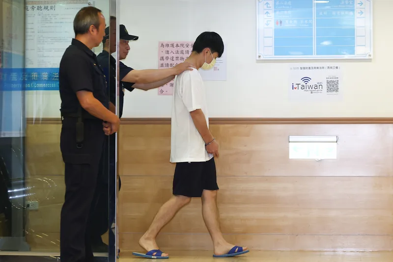 台積電離職工程師陳力銘、在職工程師吳秉駿（右1）、戈一平涉嫌洩漏台積電關鍵技術，遭檢方依違反營業秘密法等罪起訴。高檢署智財分署1日將羈押中3名被告移審智財法院，由法官裁定是否繼續羈押。中央社