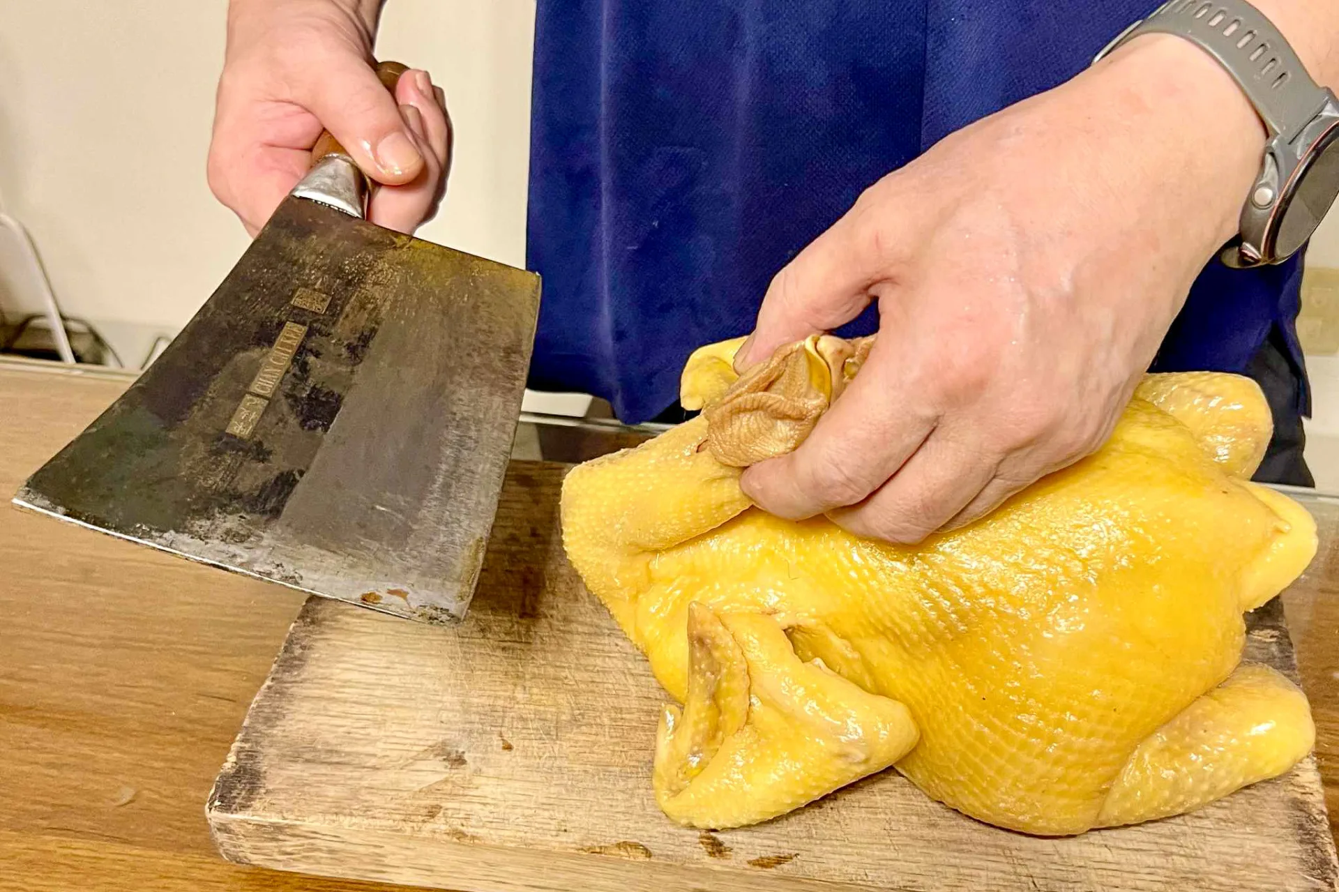 看刀法與方向，絕不是剁雞頭，而是以優雅的身姿刣（taiˋ，海陸腔）平削下來。曹銘宗攝