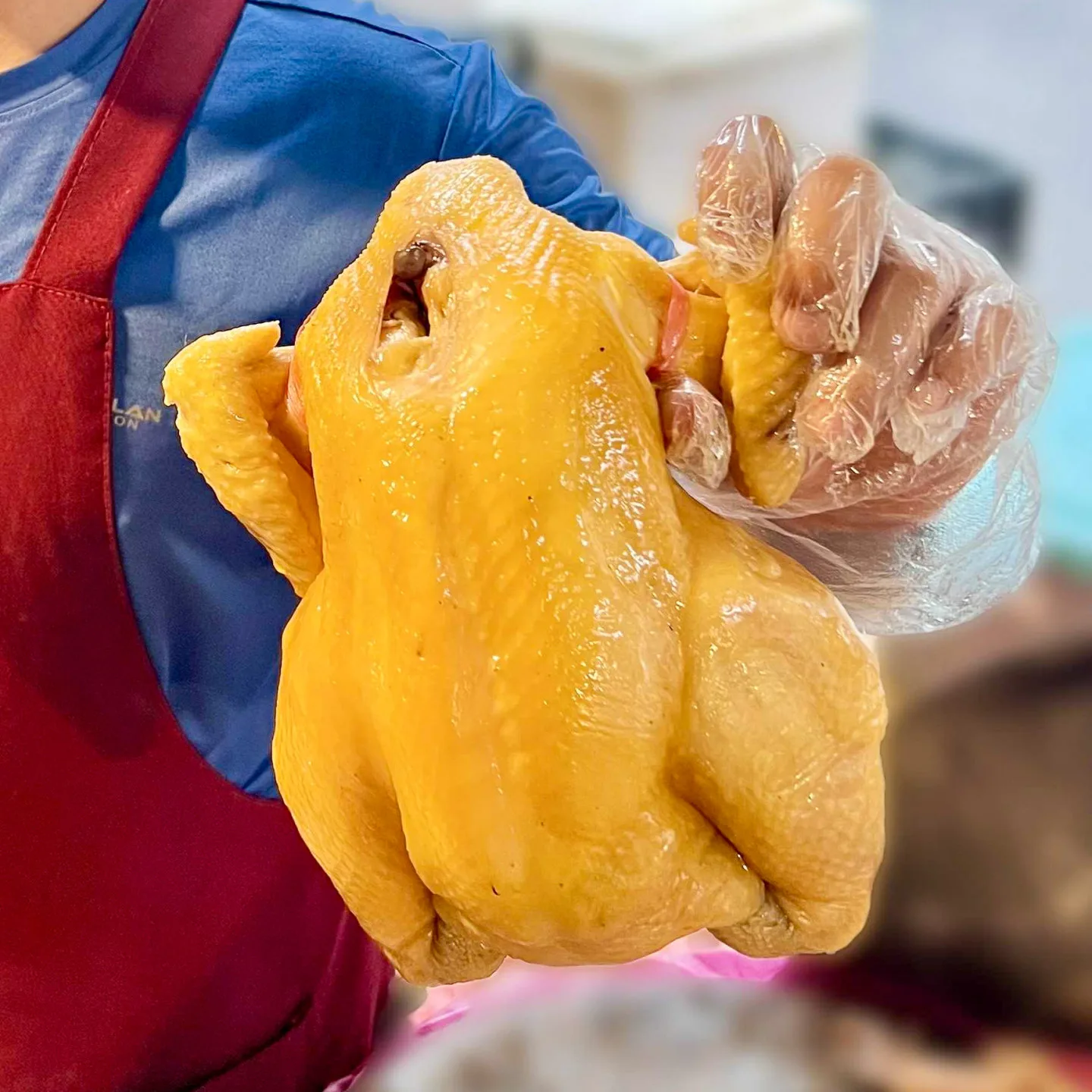 大廚展示金黃肥美的仿仔雞。曹銘宗攝