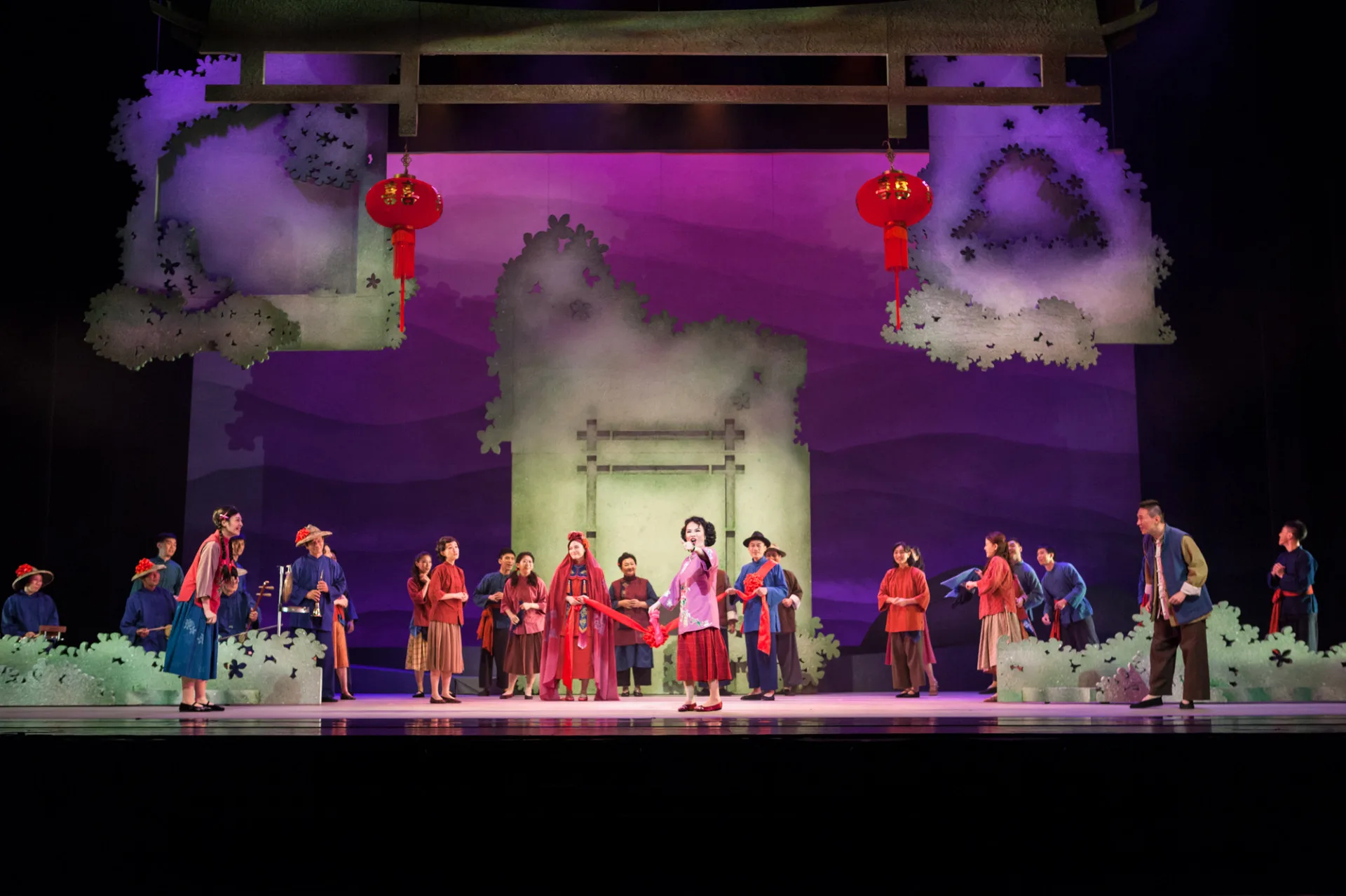 《香絲‧相思》以客籍作家龔萬灶的散文《油桐花》為藍本，由現任職國光劇團劇藝編創小組的林建華改編劇本，並由國家文藝獎得主李小平執導。國立臺北藝術大學提供