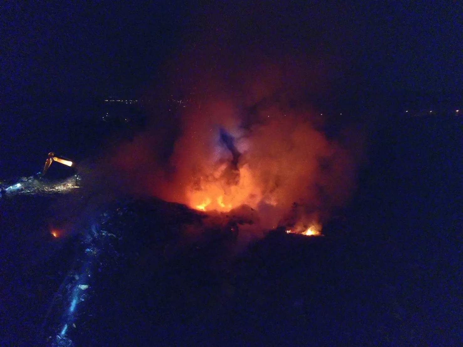 苗栗西山垃圾場今天凌晨發生火警。苗栗縣消防局提供