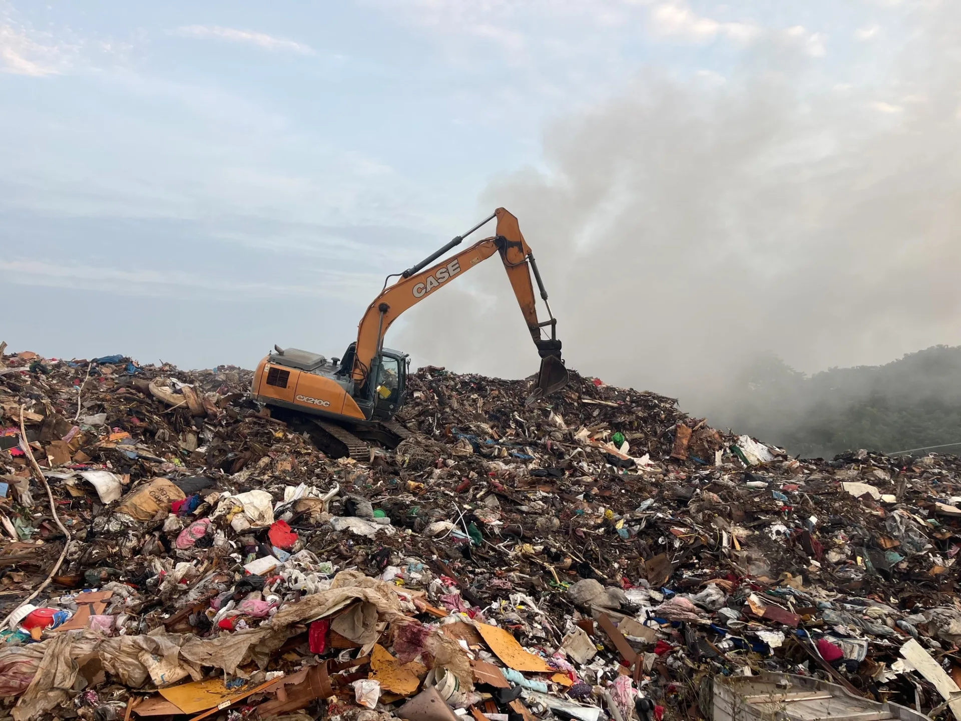 消防局提醒,西山垃圾場火警雖已控制,苗栗、後龍地區民眾最好關閉門窗,出門戴口罩,避免煙霧損害。苗栗縣消防局提供