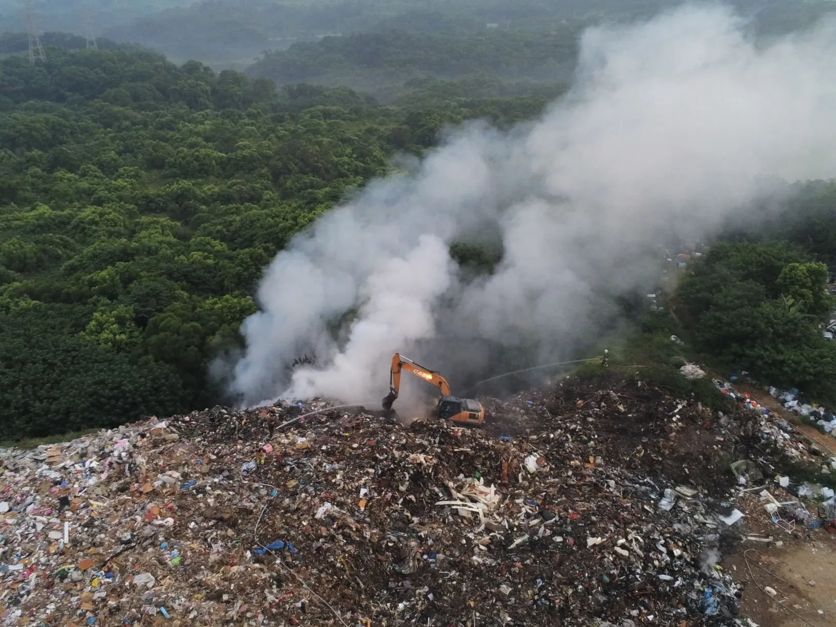 消防局提醒,西山垃圾場火警雖已控制,苗栗、後龍地區民眾最好關閉門窗,出門戴口罩,避免煙霧損害。苗栗縣消防局提供