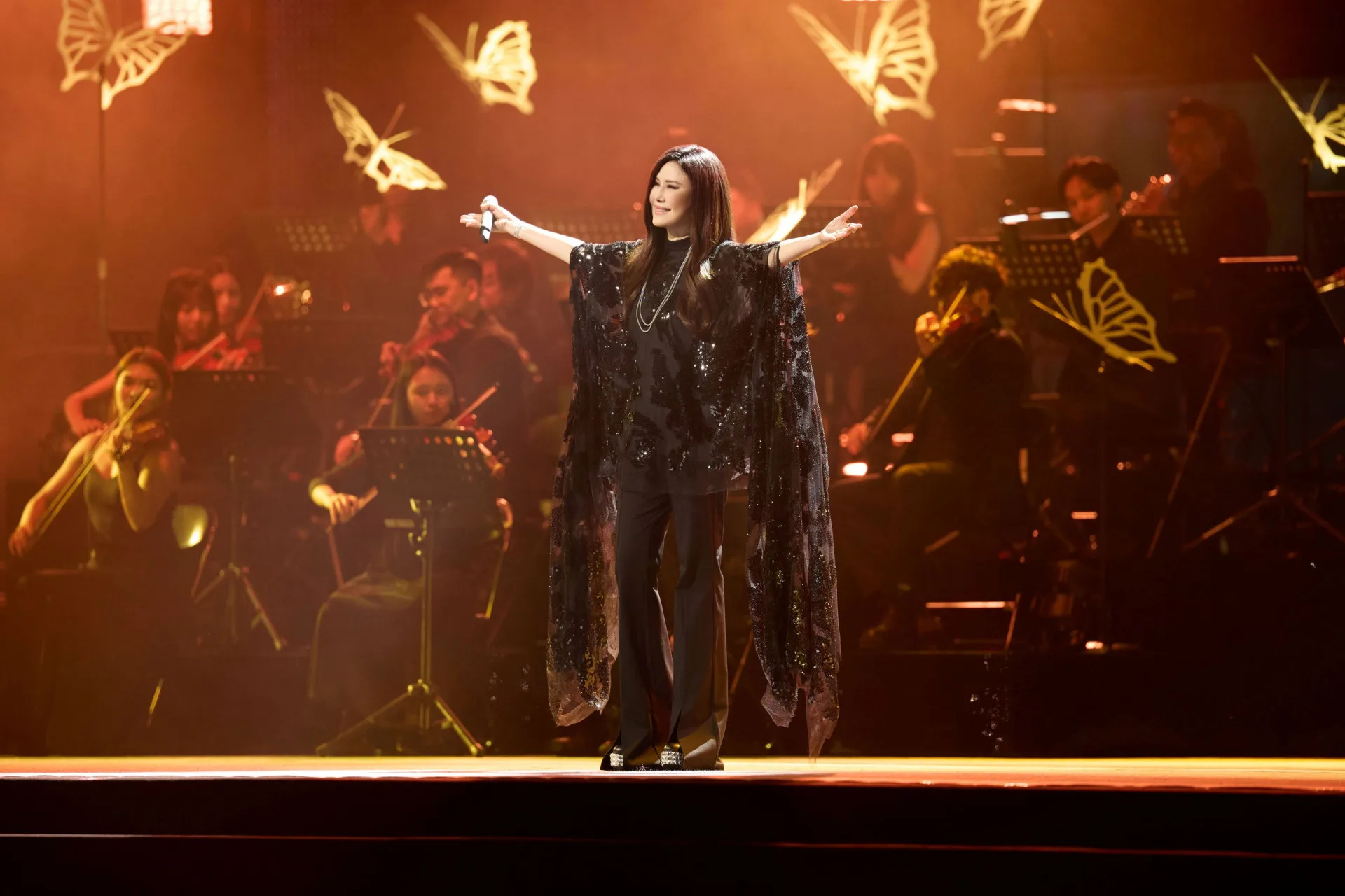 天后江蕙在2024年國慶晚會重現金曲「甲你攬牢牢」、「家後」，並邀全場合唱「甜蜜蜜」。台北市觀傳局提供
