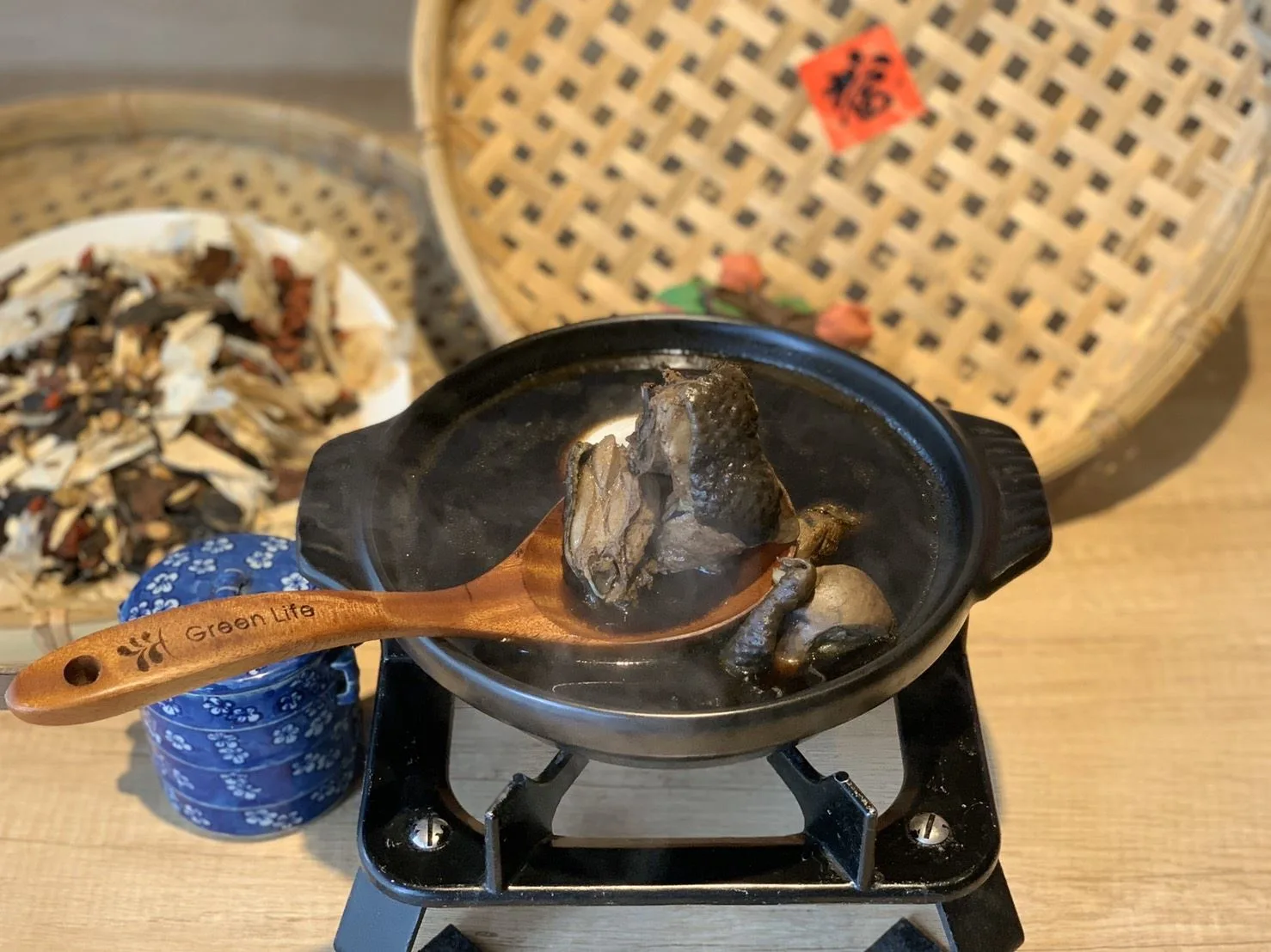 「首烏廚EAT」的首烏雞湯。