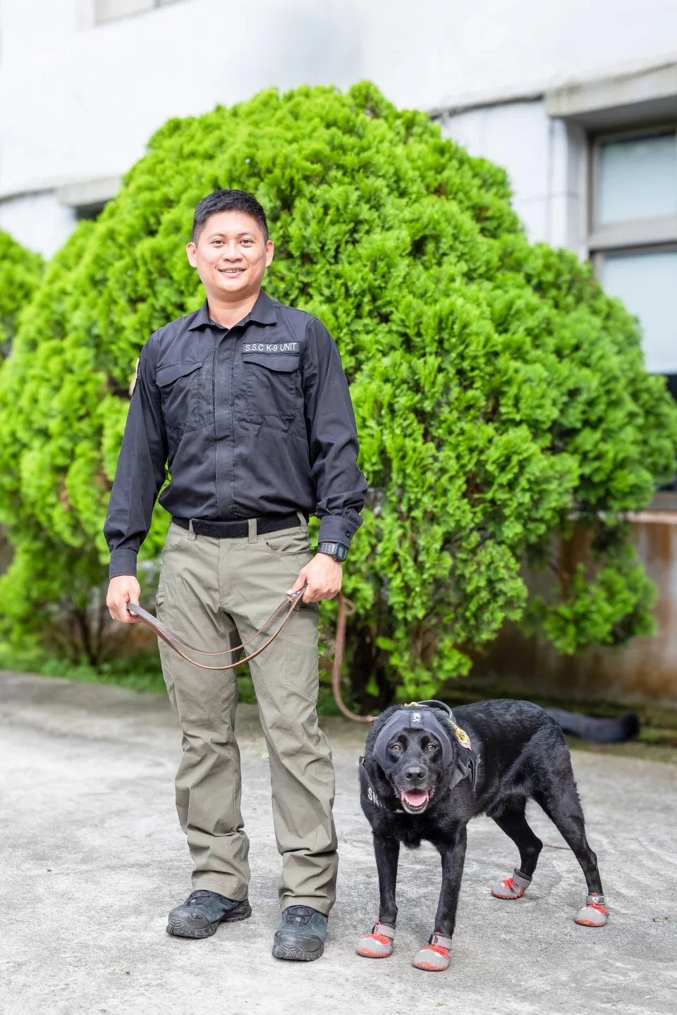 軍犬訓練師的王博民上士與K9軍犬。文總提供