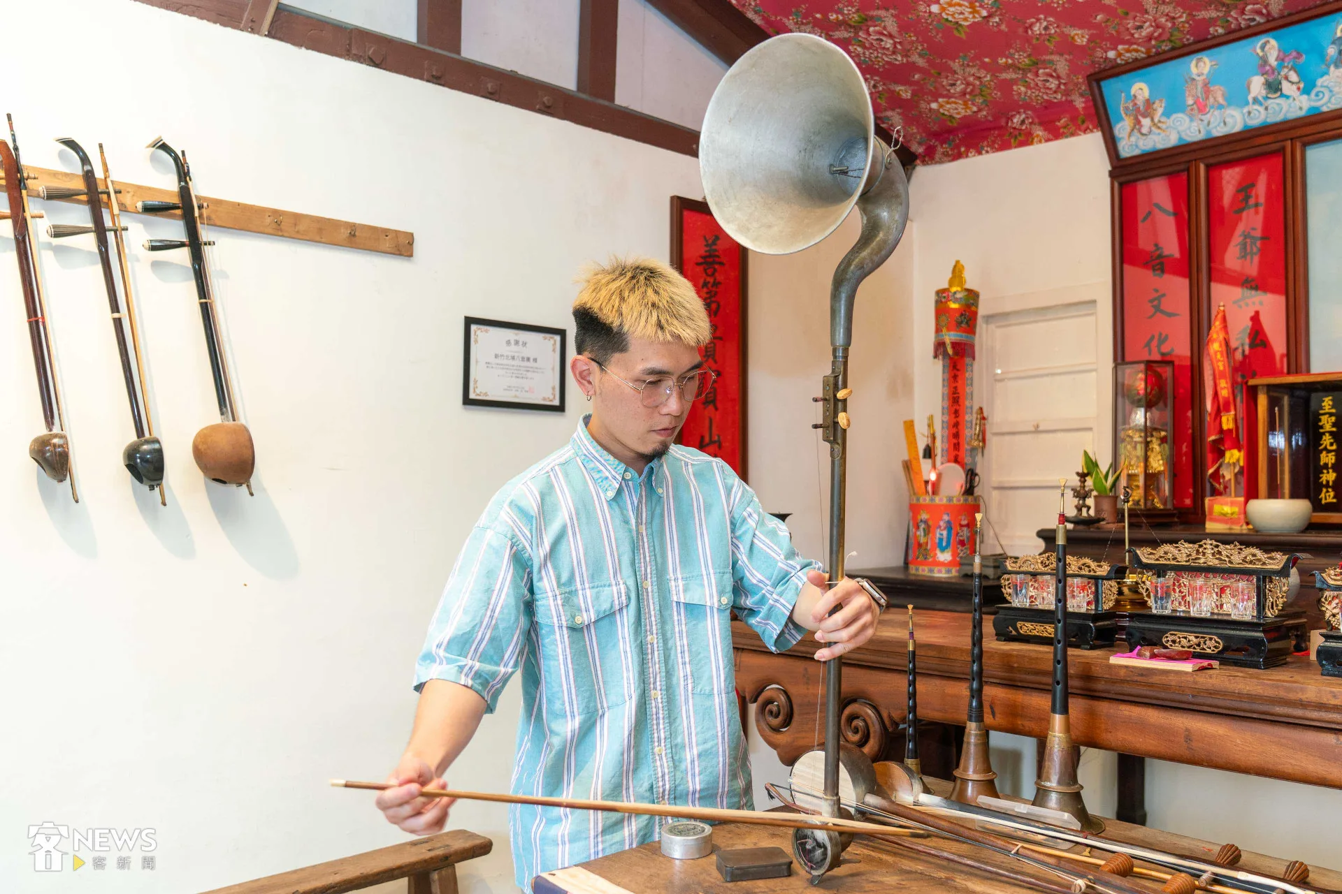 佐京示範演奏喇叭弦，並介紹樂器由來。李台源攝