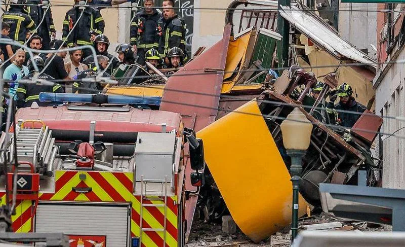 葡萄牙里斯本知名地面纜車脫軌。翻攝自X motosserra672