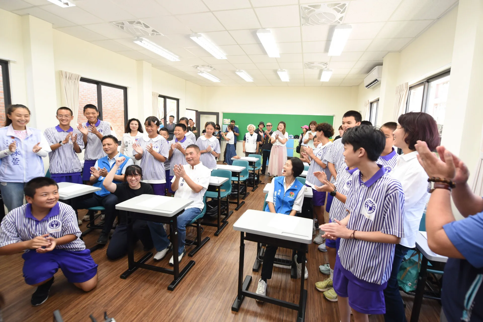 苗栗縣長鍾東錦啟用新教室後,入座融入英語課程。苗縣府提供