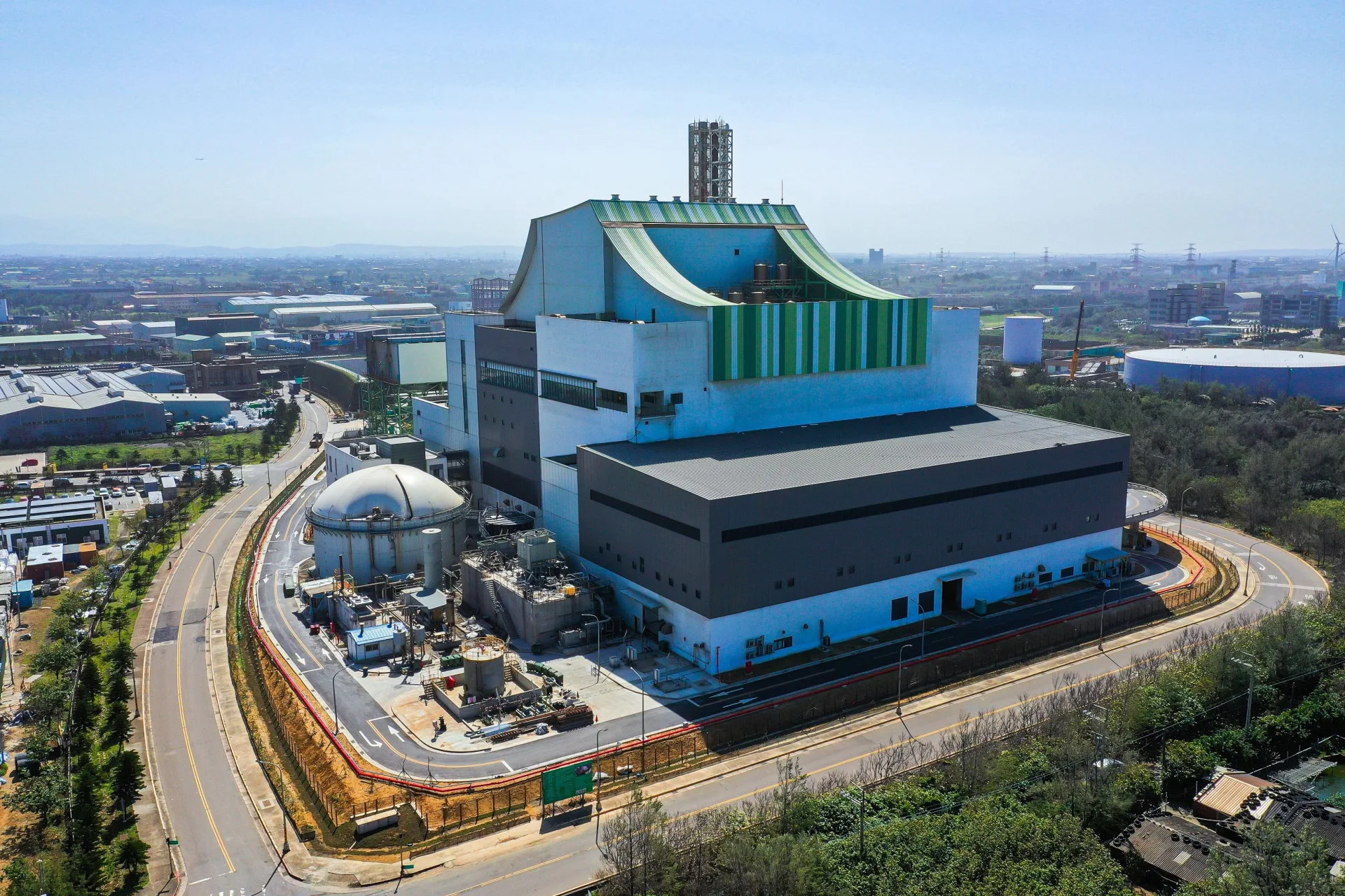 透過整修完畢的焚化廠與年初正式營運的生質能中心的協助，桃園市的垃圾自主處理量能已大幅提升。桃園環保局提供