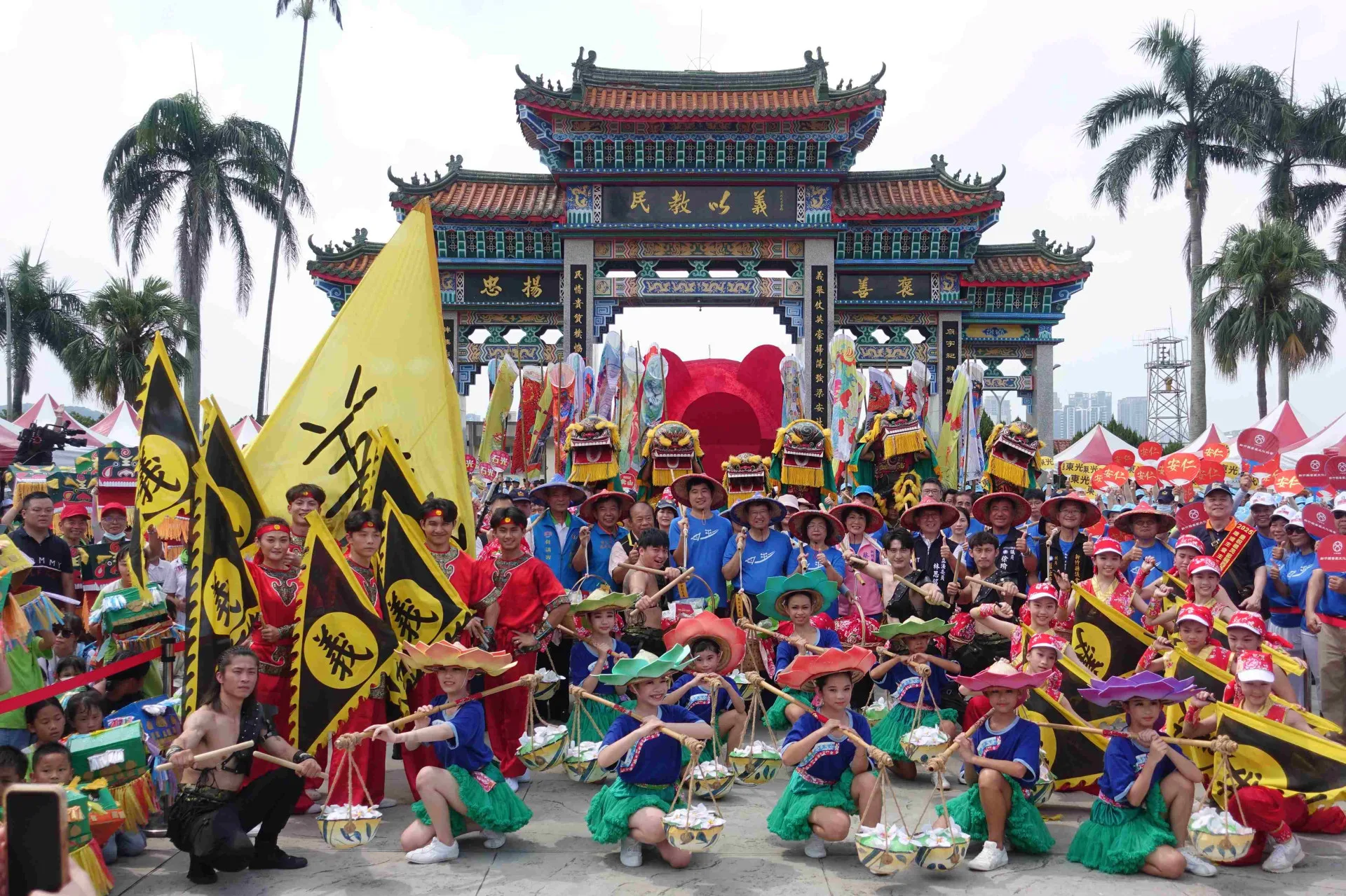 新竹縣「義魄千秋—2025全國義民祭在新竹縣」啟動儀式大合影。客委會提供