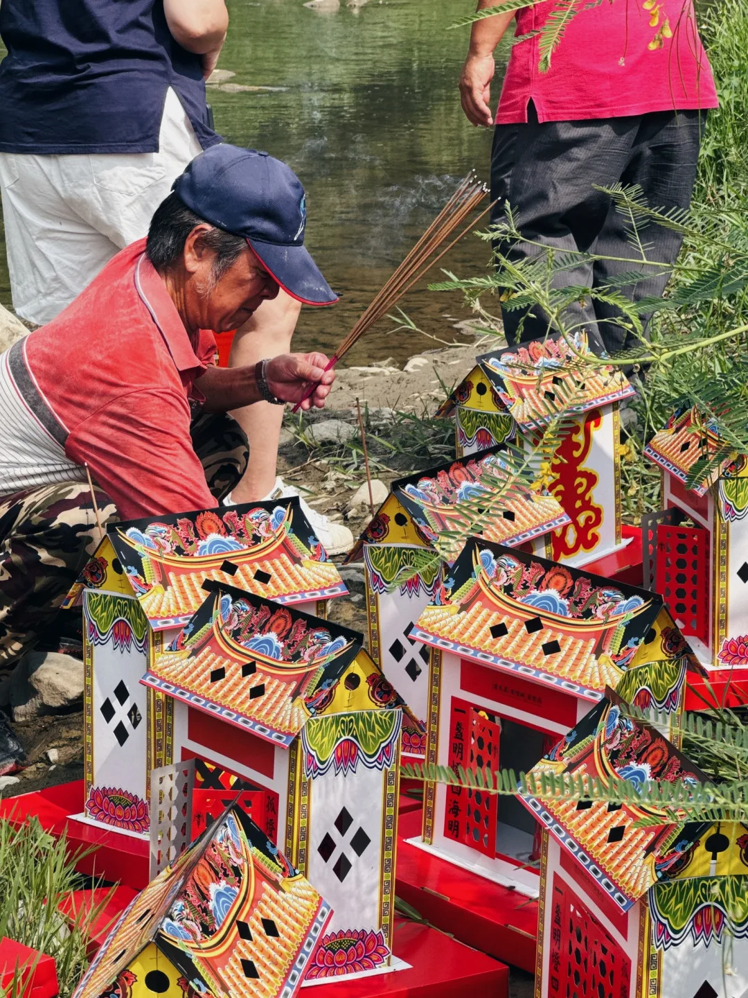 水燈，過去曾就地取材用香蕉莖葉、也用過很華麗的紙紮屋。滾回家拍攝提供