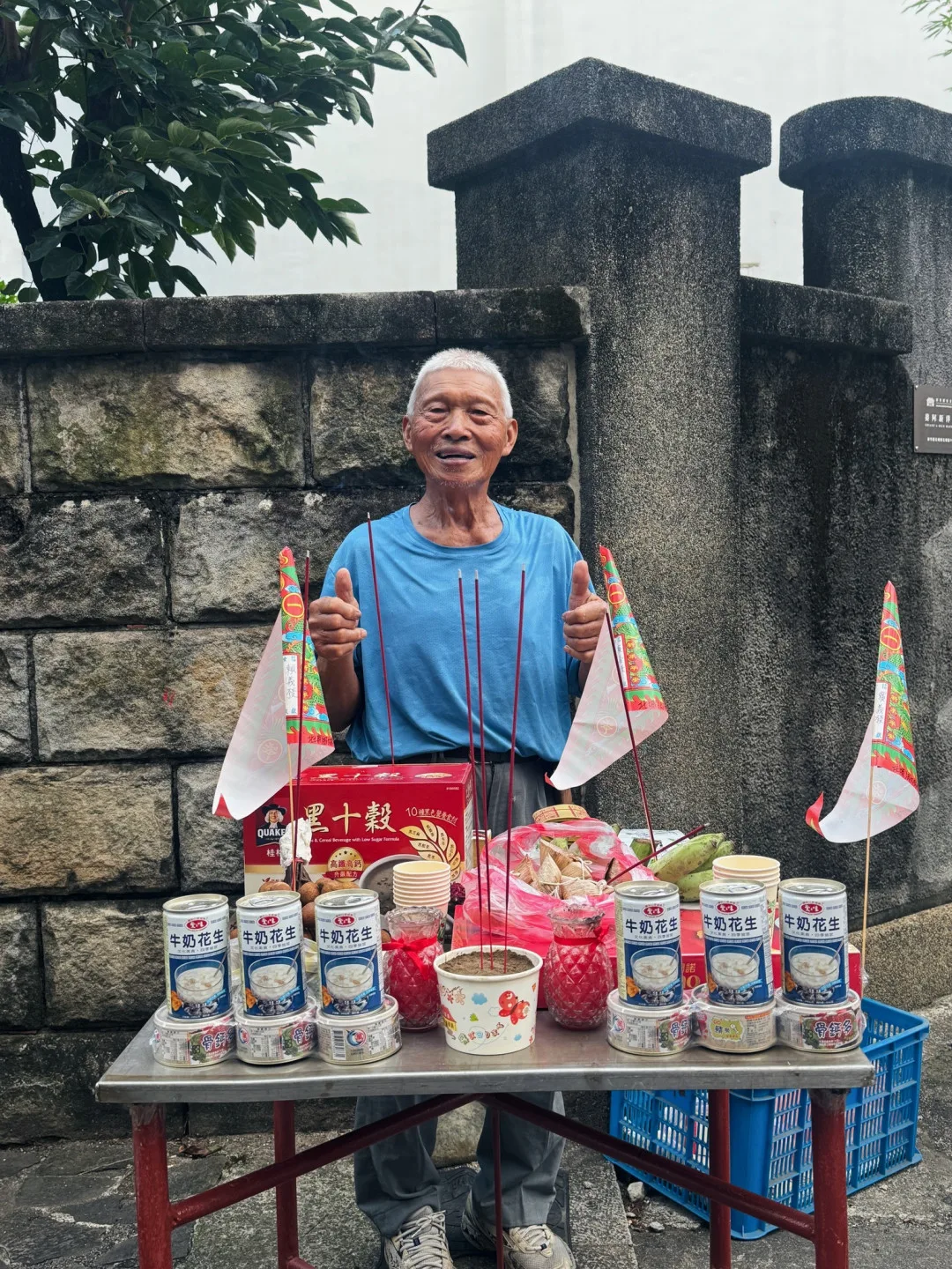 竹縣客家八音資深藝師、曾獲教育部「活動奉獻獎」住在大林村的賴義發老師，今年輪值到大林村，他特地到街上先擺輪值普度，隔天還有拜家門普度。滾回家拍攝提供