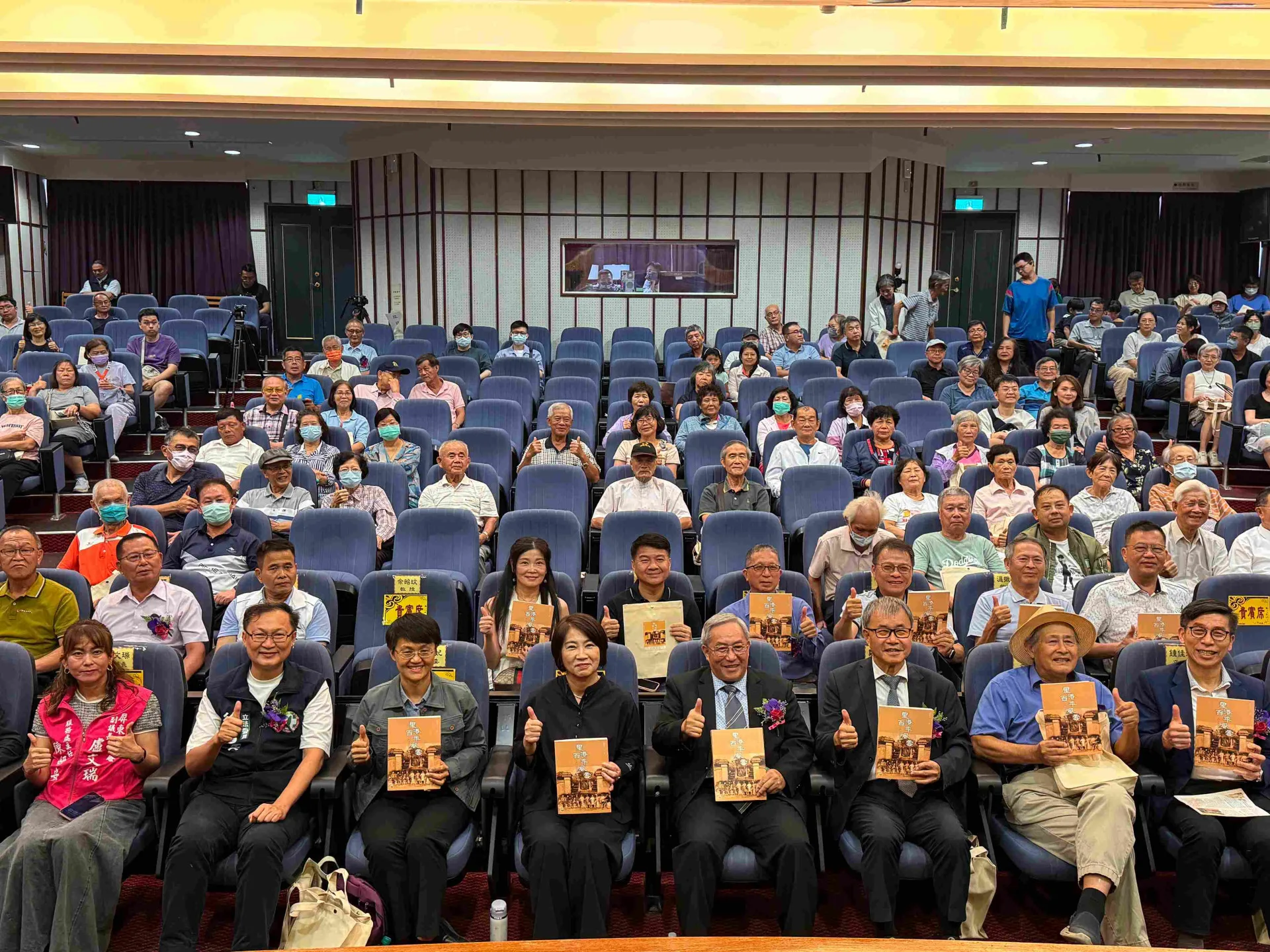 屏東里港鄉立圖書館昨日舉辦《里港百年風雲》新書發表會暨老照片收藏展開幕，活動大合照。客委會提供