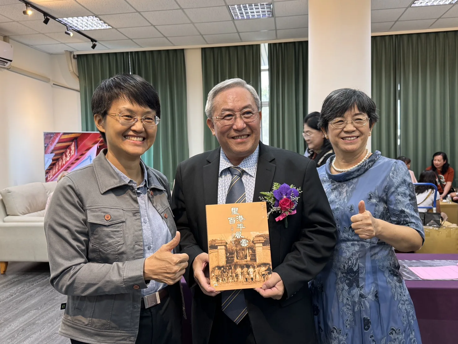 客委會主委古秀妃與作者暨阿里港文化協會理事長吳庚元夫婦。客委會提供