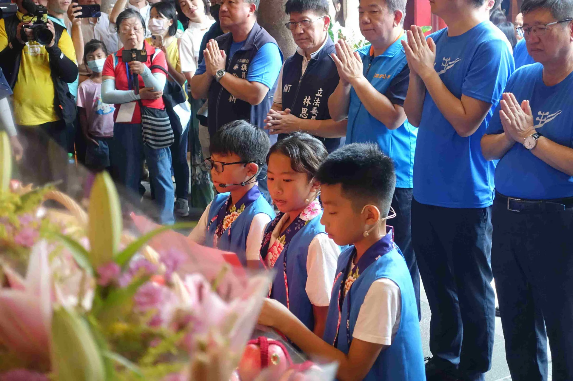 東安、東光國小學童首以四縣腔、海陸腔朗讀祝文。客委會提供